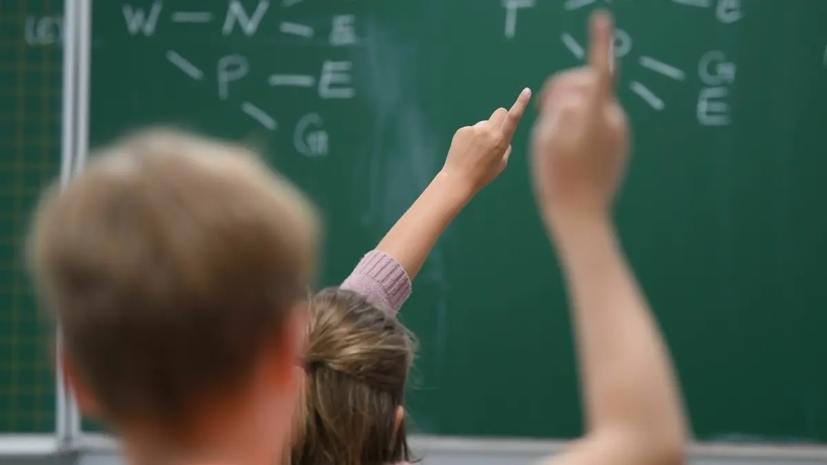 Schüler einer vierten Klasse melden sich im Unterricht (Symbolbild). Für einige Viertklässler steht bereits im kommenden Schuljahr der Wechsel auf eine weiterführende Schule an.
Schüler der Klasse 4c der Robert-Schumann-Grundschule melden sich im Unterricht. Hessens Grundschulen beginnen am 22. Juni wieder mit dem gemeinsamen Präsenzunterricht für alle Kinder. Das Abstandsgebot gelte dann nicht mehr. +++ dpa-Bildfunk +++