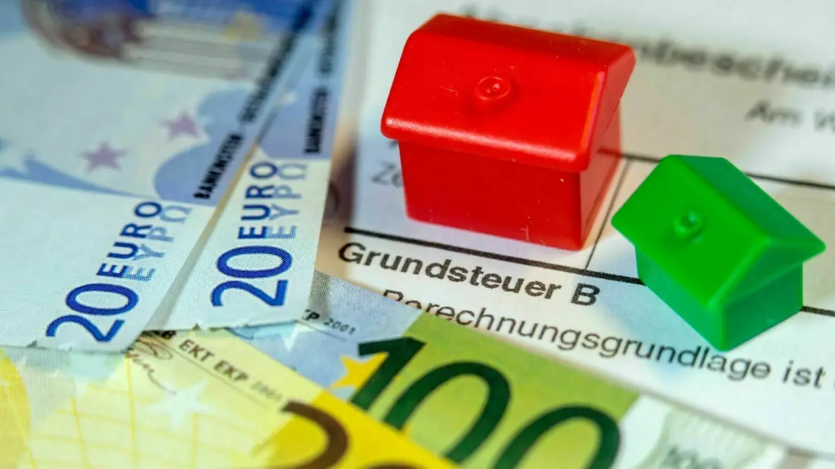 Wegen der Grundsteuerreform bekommen die Eigentümer von Immobilien in Brandenburg jetzt Post vom Finanzamt. Welche Angaben sie machen müssen und welche Fristen gelten. (Symbolbild)
Illustration - Ein Spielzeughaus und die Nachbildung von Euro-Geldscheinen liegen auf einem Abgabenbescheid für die Entrichtung der Grundsteuer. In Schleswig-Holstein ist noch nicht entschieden, nach welchem Modell künftig der Wert von Grundstücken bewertet wird. (zu dpa «Günther: Grundsteuer-Modell für Schleswig-Holstein noch offen»). +++ dpa-Bildfunk +++