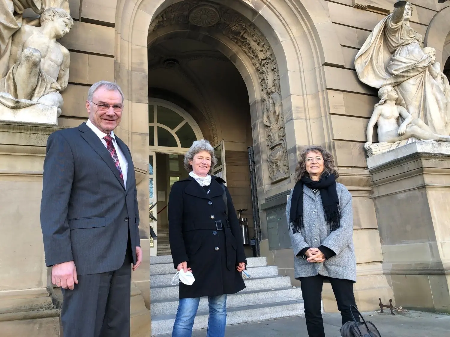 Sie wolle nicht gegen das Pflegeheim kämpfen, das gute und notwendige Arbeit tue, sagt Susanne Vetter (Mitte) – sondern für die Möglichkeit der Seelsorge. Unterstützt wird sie dabei von Anwalt Joachim Bonin und Kirchenrätin Karin Grau. ⇥