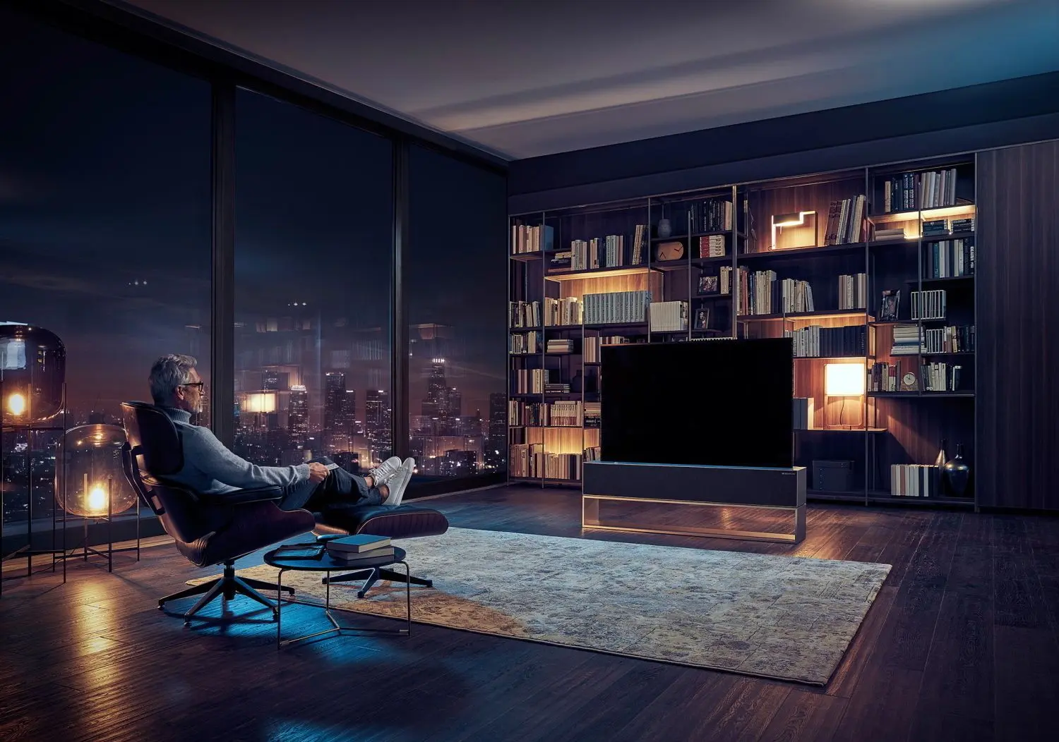 Der OLED-Fernseher fährt aus einem Kasten.
