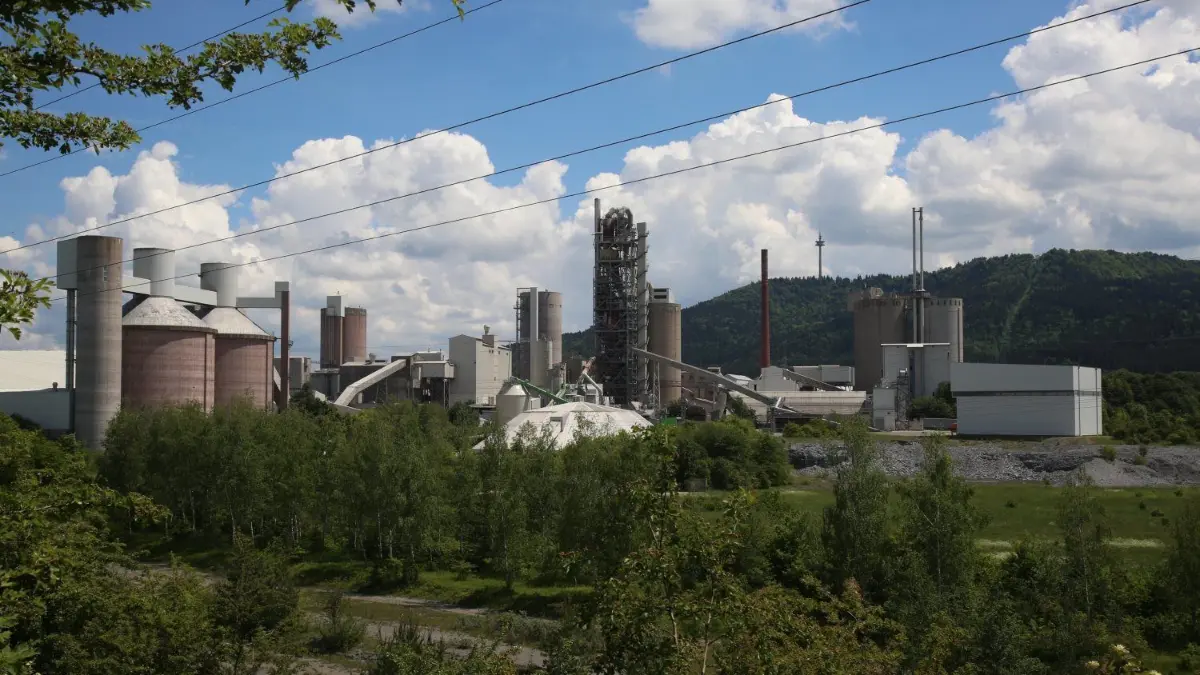 Stößt viele Abgase aus: Das Zementwerk in Dotternhausen.
Plettenberg Holcim Zementwerk Dotternhausen