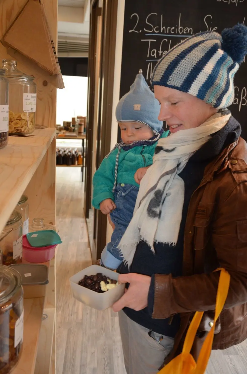 Mit Baumwoll-Tüten, Schüsseln und Glasbehältern kommen die Kunden zum Einkaufen in den etwas anderen Supermarkt in Weißenhorn.⇥⇥