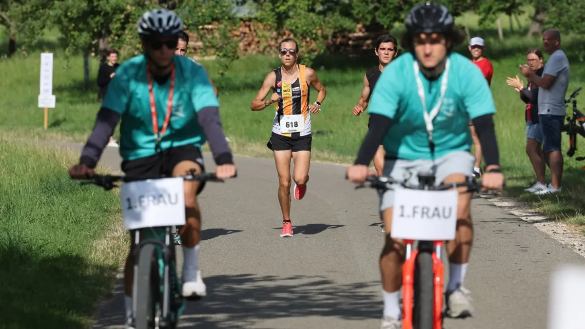 Das gibt Arbeit für Pilotinnen und Piloten der Begleiträder beim Ermstal-Marathon. Corinna Coenning wird sie im Zehner regelrecht vor sich hertreiben. ⇥