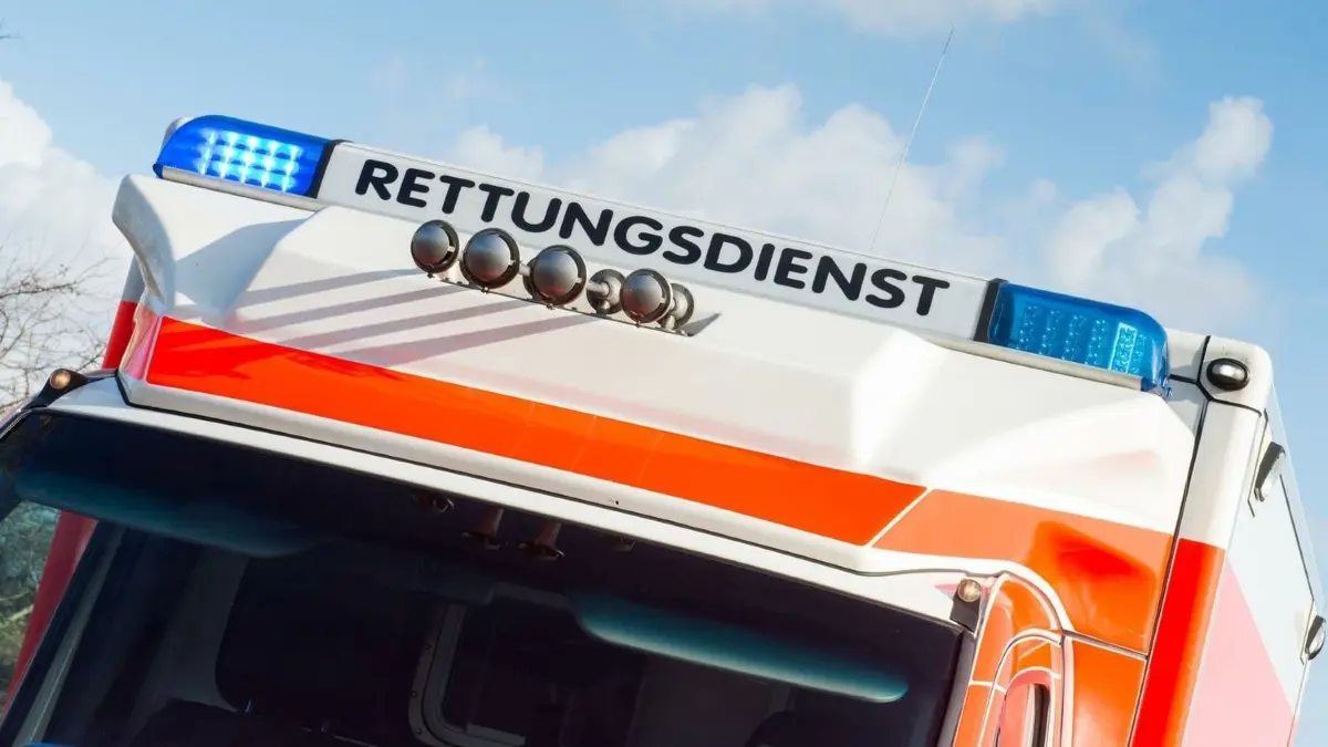 Ein 82-Jähriger wurde mit dem Hubschrauber in eine Klinik gebracht, ein verletzter Motorradfahrer mit dem Rettungswagen (Symbolbild).
Symbolbild Heidenheim Rettungsdienst Rettungswagen Notfall Unfall Blaulicht Krankentransport Verkehrsunfall
