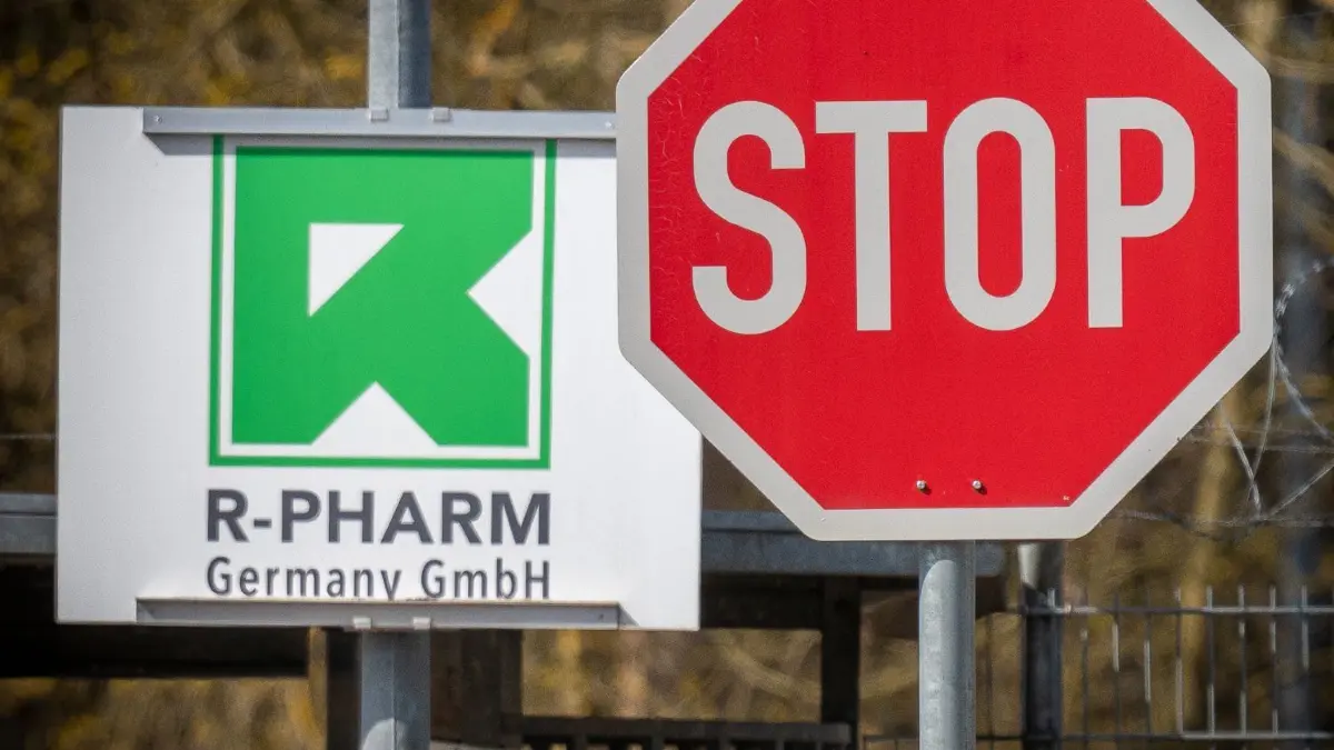 Die Pharma-Fabrik in Illertissen hat die wichtigste bürokratische Hürde noch nicht genommen.
R-Pharm illertissen Firmenschild