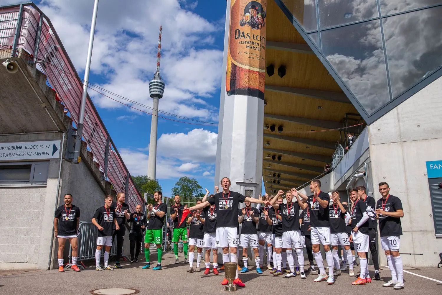 Auf den T-Shirts steht „Pokalsieger“, vor der Mannschaft die Trophäe. Wieder hat der SSV 46 den Titel geholt.  ⇥