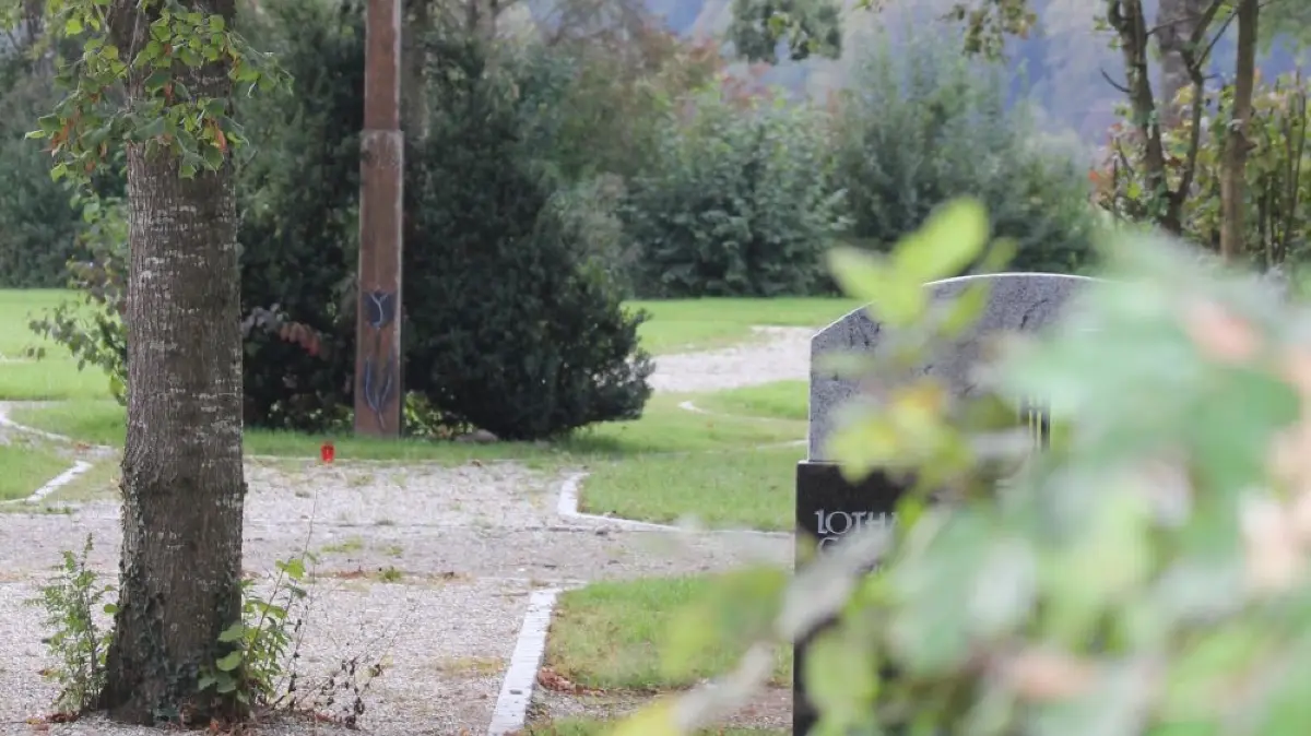 Der alte Friedhof Dietenheim am Übergang zum neuen Teil.