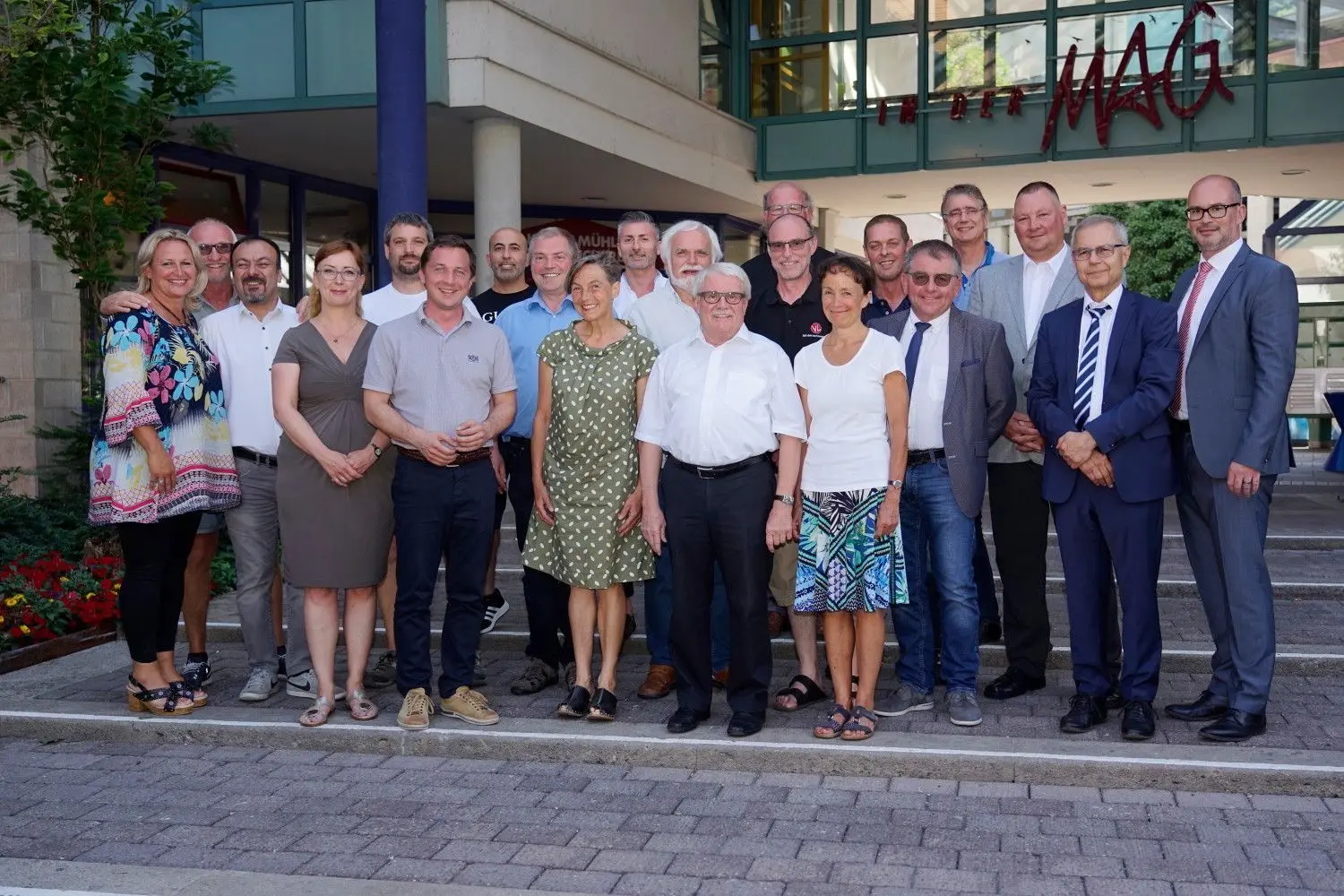 Gute Laune beim Gruppenbild zur Einsetzung des Geislinger Gemeinderats nach den Kommunalwahlen im Mai 2019: Die Stadträte mit Oberbürgermeister Frank Dehmer (rechts). Auf dem Bild fehlen Ludwig Kraus (jetzt: DNF) und Jörg Bopp (Freie Wähler). Doch die Auseinandersetzungen um die Aufarbeitung der Sanierung des Michelberg-Gymnasiums (MiGy) brachten Umbrüche im Gemeinderat mit sich.⇥