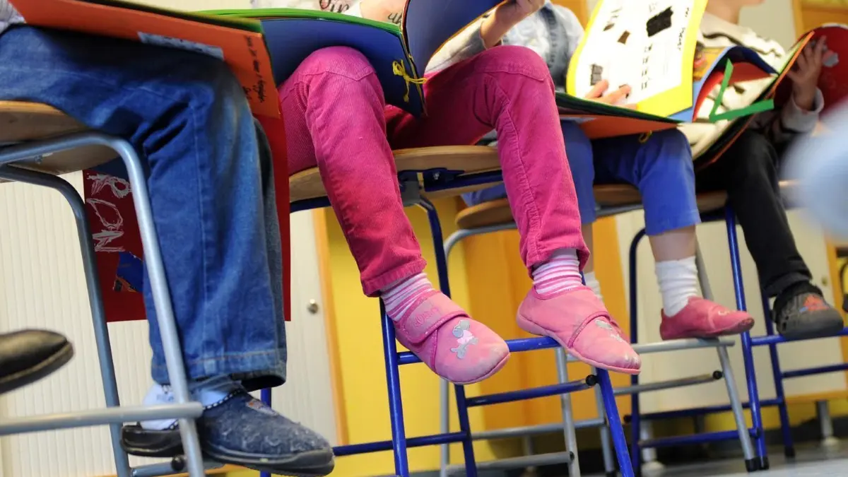 Das „Bündnis für beitragsfreie Kitas in Ulm“ will Familien entlasten.
ARCHIV - Kinder sitzen am 01.06.2012 in einem Kindergarten in Hamburg in einem Stuhlkreis. Das schleswig-holsteinische Landesverfassungsgericht verhandelt heute über eine kommunale Verfassungsbeschwerde wegen der Finanzierung von Kinderförderung in Betreuungseinrichtungen. Foto: Daniel Reinhardt dpa/lno (zu lno 0112 vom 08.06.2012) +++(c) dpa - Bildfunk+++