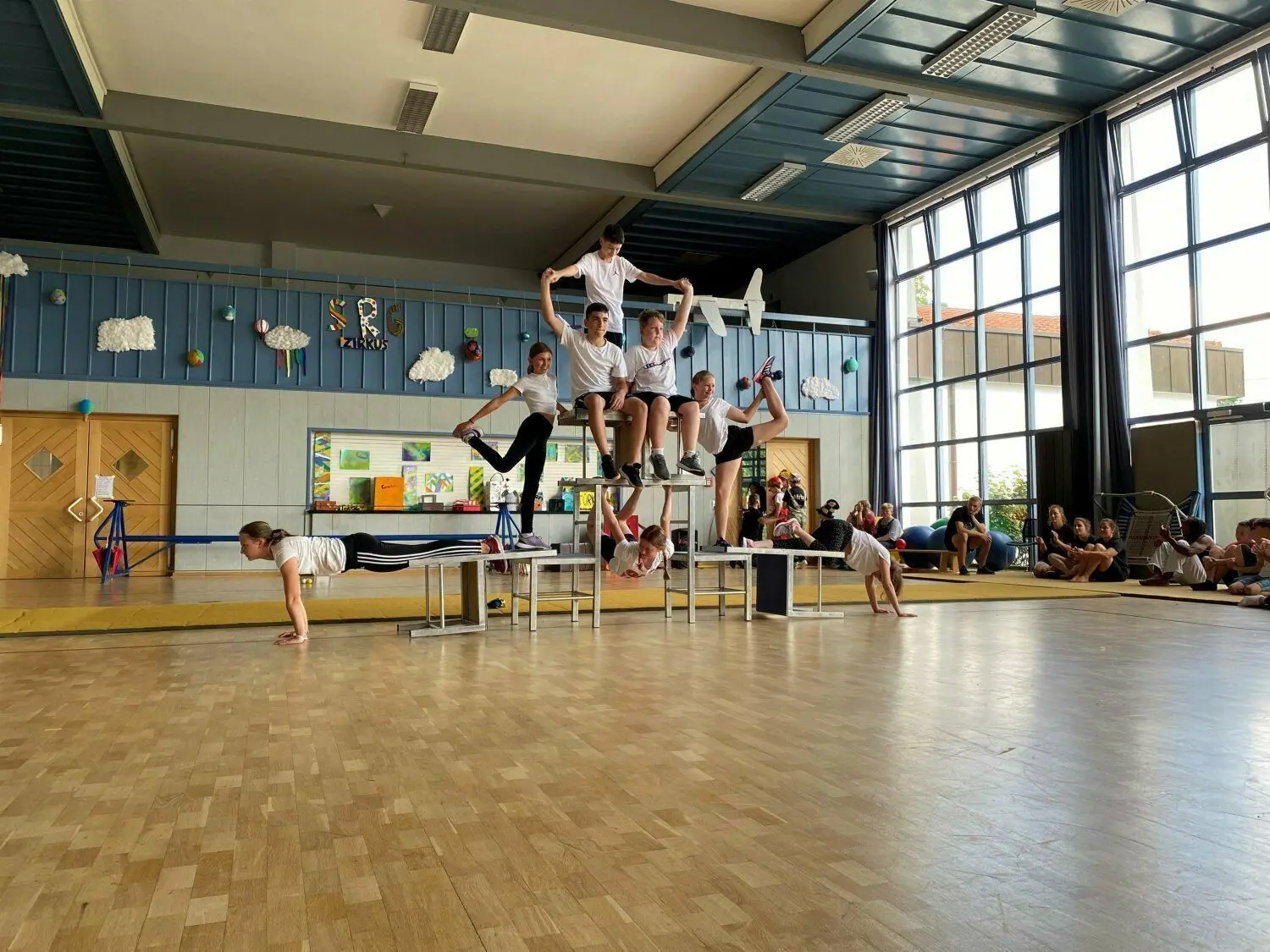 Amelia Schuh, Amelia Brummt (links), Lucas Nagy (Spitze), Ali Aybar und Nic Silas Ammon, Aileen Lanz und Elmira Dubova (rechts) und Ronja Walter (unten) bilden eine Pyramide für das Land Ägypten.