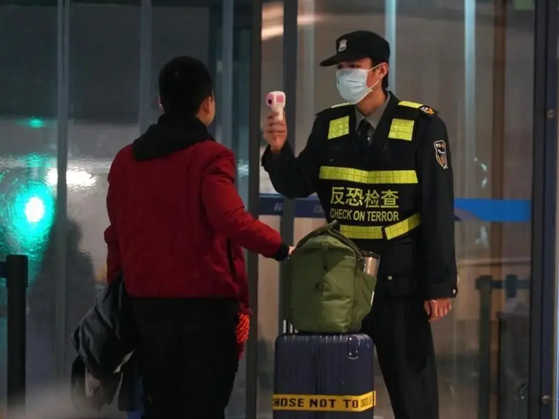 Fiebermessen bei der Ankunft im Flughafen der chinesischen Stadt Wuhan. Foto: Dake Kang/AP/dpa