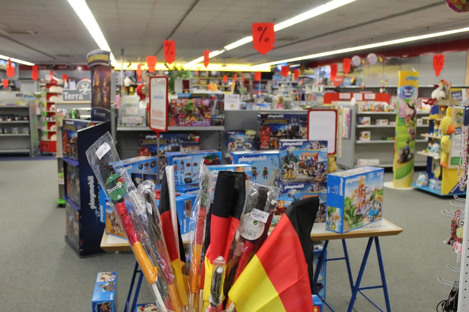 Einige Regale bei Spielwaren Strobel sind schon ziemlich leergeräumt. Immerhin: Schwarz-rot-goldene Fanartikel gibt es noch zuhauf. Vielleicht kommen die jetzt doch noch weg. Die WM ist ja aus nationaler Sicht noch nicht vorbei.