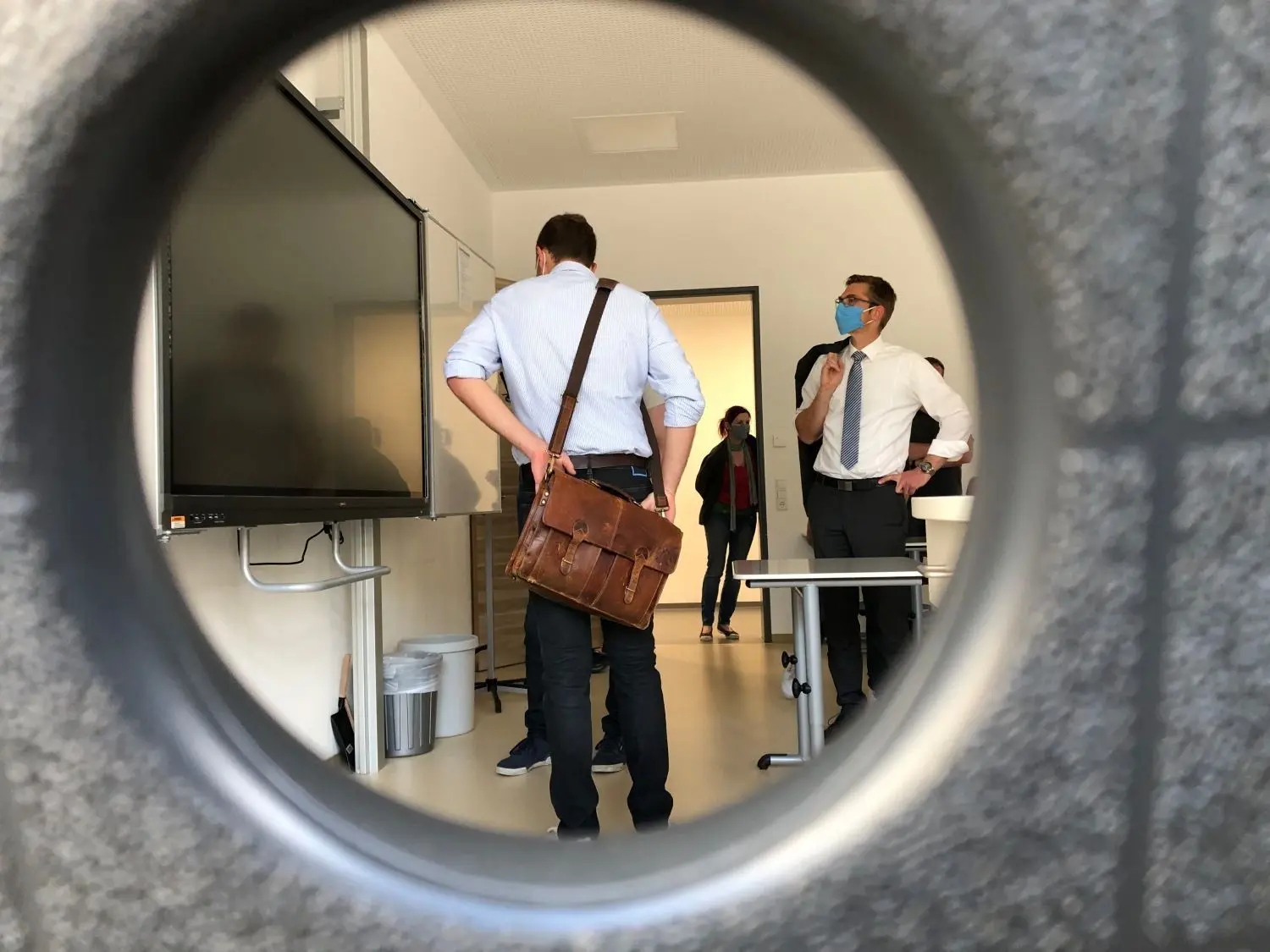 Das Whiteboard besteht im Wesentlichen aus einem überdimensionalen Computerbildschirm, an dem digitale Lerninhalte vermittelt werden können.⇥