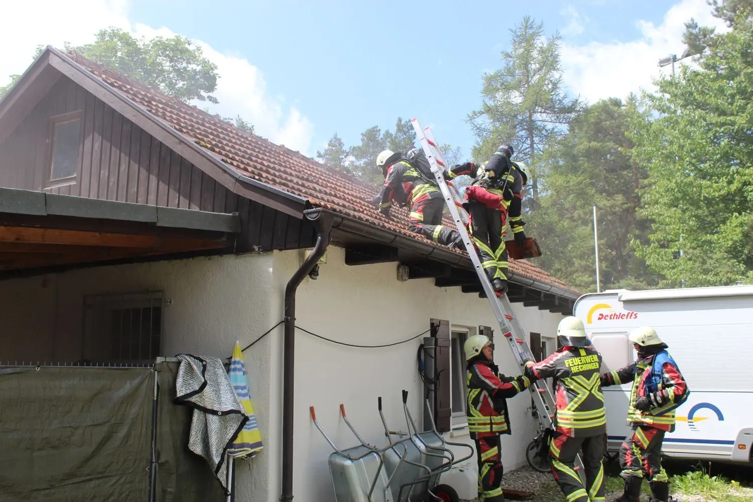Am Montagvormittag: Einsatz der Hechinger Feuerwehr am Vereinsheim des Vereins für Deutsche Schäferhunde am Lärchenwäldle.