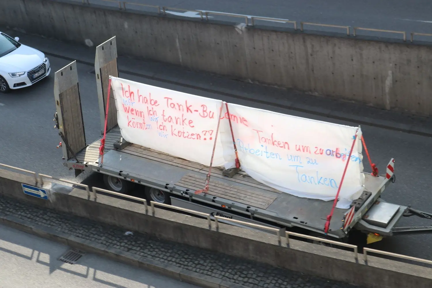 Lkw-Fahrer protestieren gegen die hohen Spritpreise.