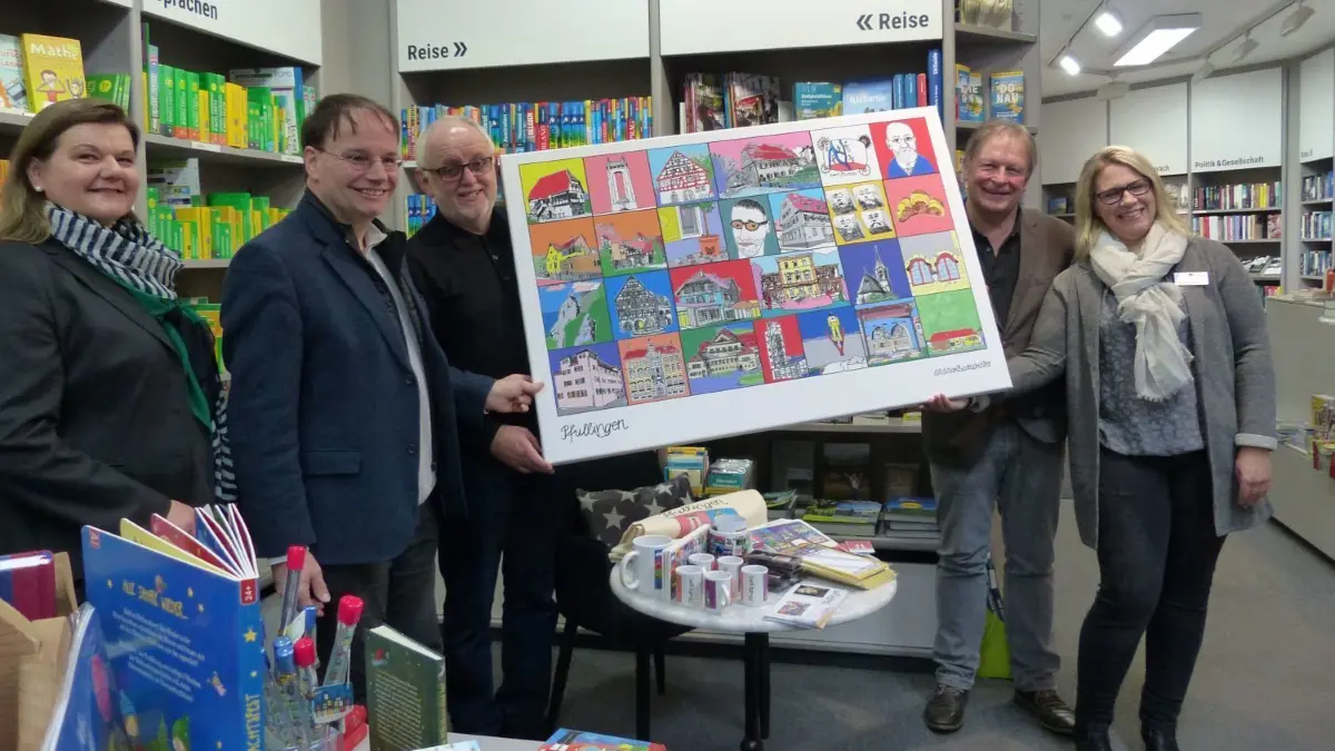 Ganz schön bunt: Helmut Bachschuster und Ewald Mayer (2. und 3. v. rechts) überreichen das Pfullingen-Bild in der Buchhandlung von Nicole Ludwig (rechts) an den stellvertretenden Bürgermeister Martin Fink und die Hauptamtsleiterin Katja Anton-Kalbfell.