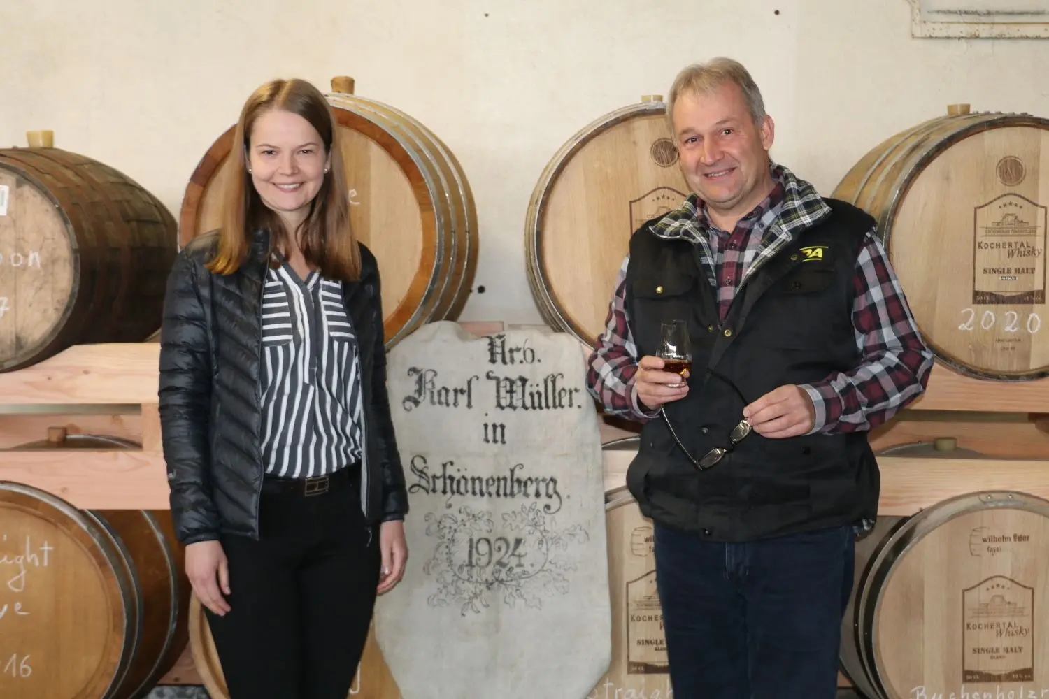Karl Müller aus Untermünkheim-Schönenberg, Landesvorsitzender der Klein- und Obstbrenner, und seine Tochter Katrin haben einen hohen Anspruch an ihre Destillate. Bis ein Produkt vermarktet wird, hat es eine lange Prozedur hinter sich.