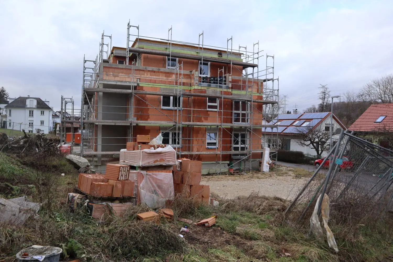 Trostlos sieht die Baustelle im Fuchshaldeweg 50 in Sondelfingen aus. Das Mehrfamilienhaus wird ebenfalls von der „Exklusiv Wohnwert“-Gruppe entwickelt. Der Bauzaun zur Straße hin wurde komplett beiseite geschoben.