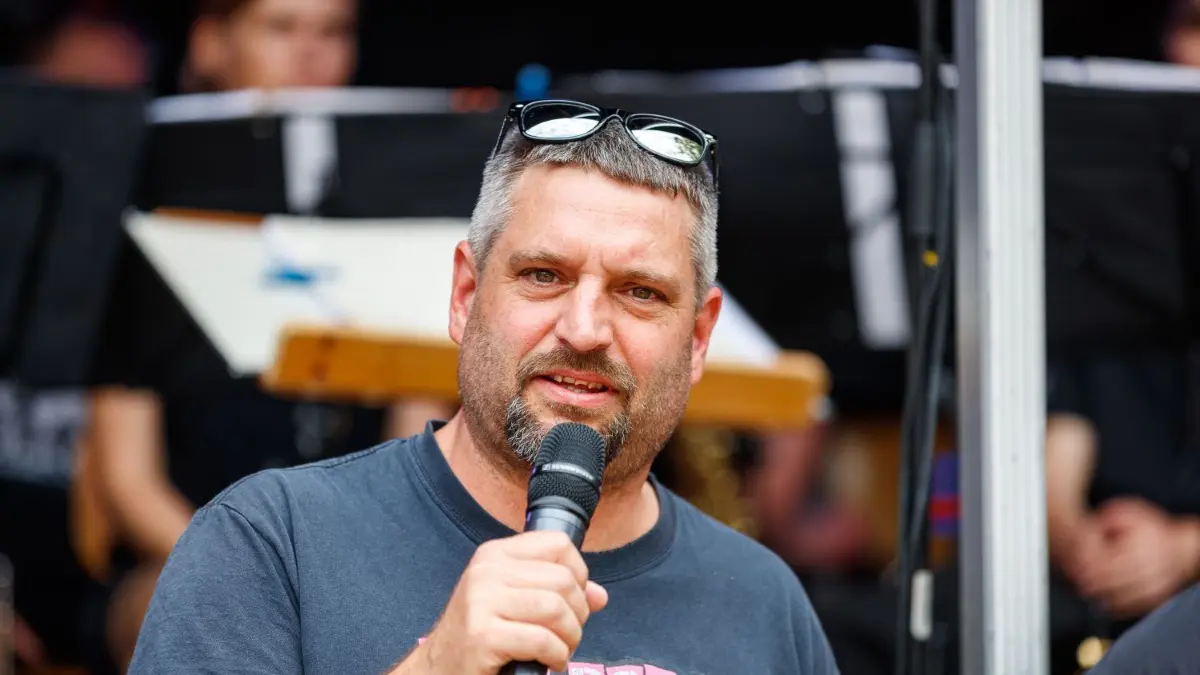Holger Schrag vom Stadtjugendring Geislingen befürchtet, dass Projekte und Angebote gefährdet werden (Archivbild).
Geislinger Stadtfest; Tag der Jugend;
Holger Schrag vom Stadtjungendring;
23.07.2023; Notzental, Geislingen.
Foto: Thomas Madel