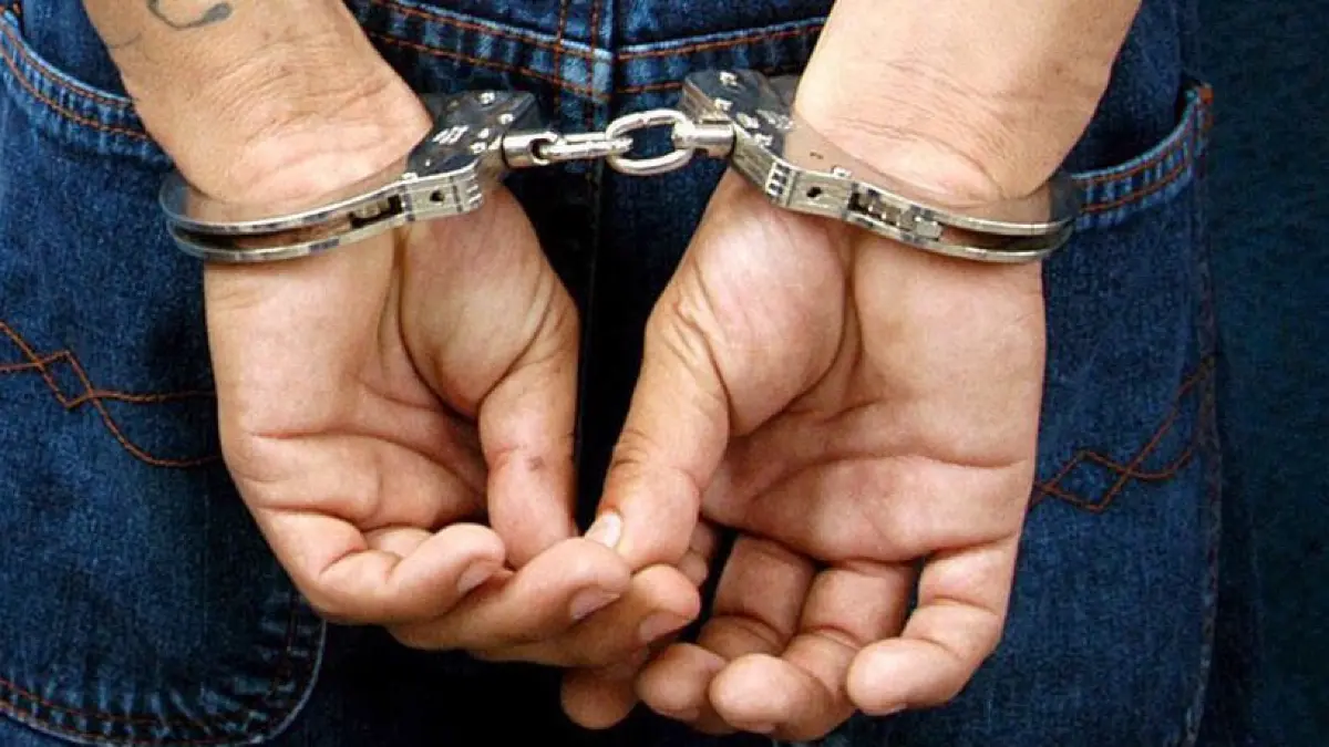 Ein 23-Jähriger hatte in Ulm in einer Ulmer Gaststätte Frauen belästigt, er wurde von der Polizei in Gewahrsam genommen.
ARCHIV - 05.05.2005, El Salvador, San Salvador: Ein Mitglied der Verbrecherbande «Mara Salvatrucha» (M-13) steht nach seiner Festnahme mit Handschellen an einer Wand. Spezialkräfte haben den Honduras-Chef der internationalen Verbrecherbande «Mara Salvatrucha» in der Landeshauptstadt Tegucigalpa festgenommen. (Zu dpa "Honduras-Chef der Verbrecherbande Mara Salvatrucha gefasst") Foto: epa efe Roberto Escobar/epa efe/dpa +++ dpa-Bildfunk +++