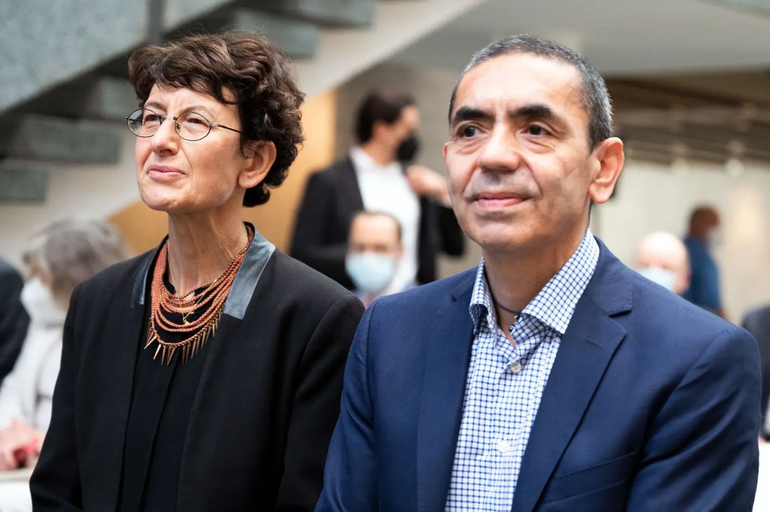 Ugur Sahin (r) und Özlem Türeci haben den Biontech-Impfstoff gegen Corona entwickelt.