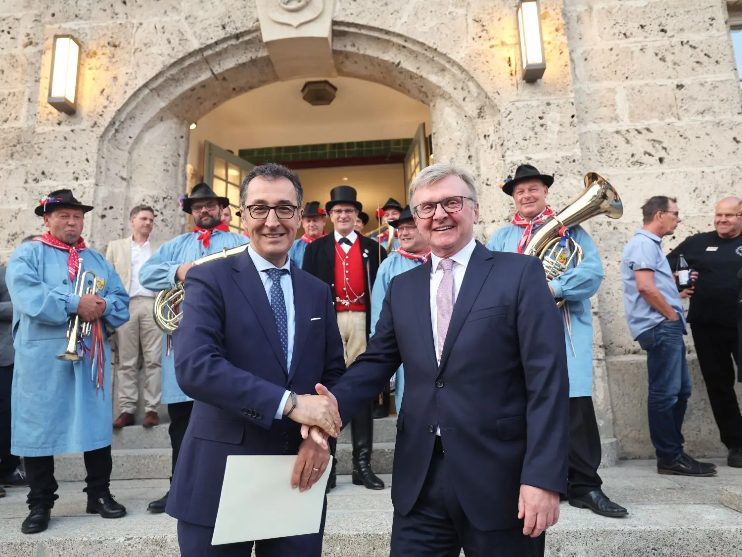 Der Hausherr und sein Ehrengast: Bürgermeister Elmar Rebmann (rechts) mit dem Sohn der Stadt, Cem Özdemir.