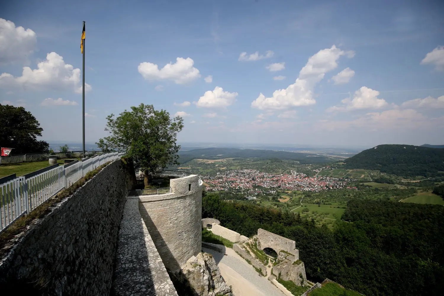 Die Belohnung nach einer 2,2 Kilometer langen Wanderung: der Blick vom Hohenneuffen.⇥