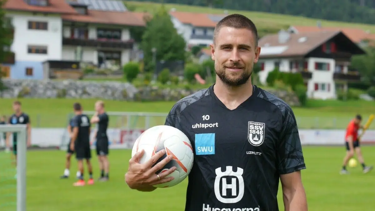 „Wir wollen angreifen, auf jeden Fall“, sagt Andreas Ludwig, der einer von 15 Neuzugängen ist. Das Trikot der Spatzen hat er zuletzt als 18-Jähriger getragen. Schon als A-Jugendlicher hatte der talentierte Mittelfeldspieler den Sprung zu den Profis geschafft. ⇥
Andreas Ludwig im Trainingslager des SSV Ulm in Oberstaufen