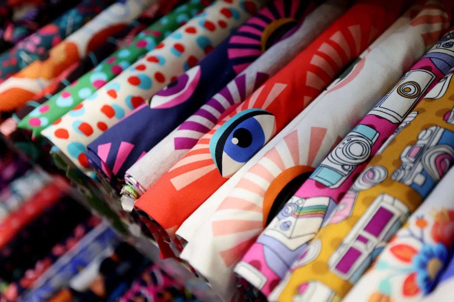 Farbenfroh und mit frechem Muster, so sieht der Trend in der Mode aus.