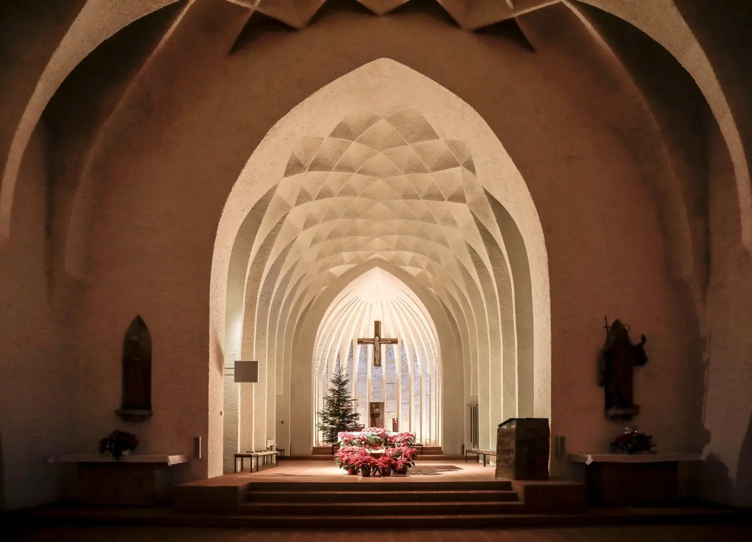 Meditative Lichtstimmung: Nur der Chorraum ist beleuchtet.
