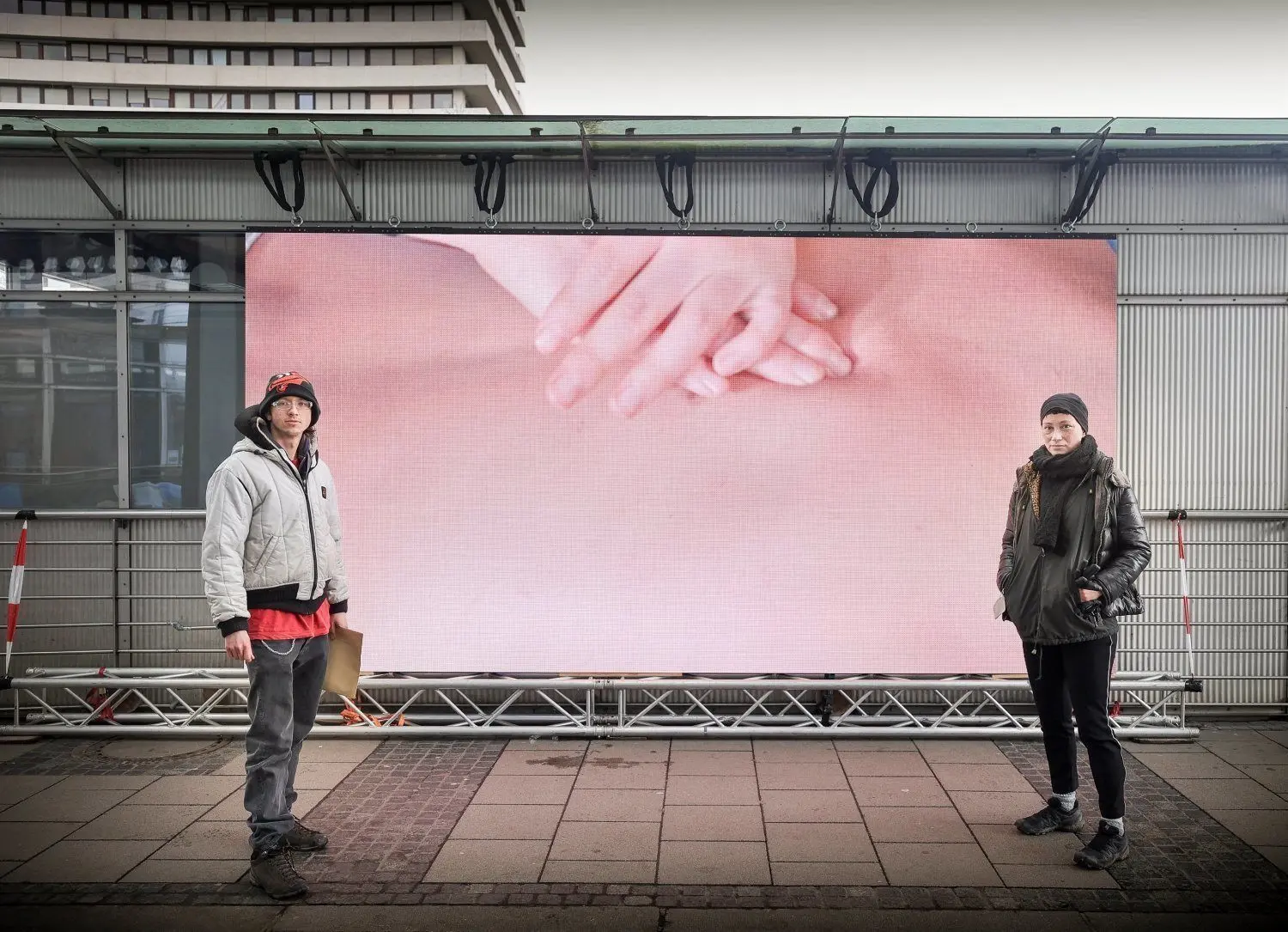 Die beiden Künstler Susanne Hopmann und Lukas Pfalzer stehen vor ihre Video-Installation an der Haltestelle Ehinger Tor.