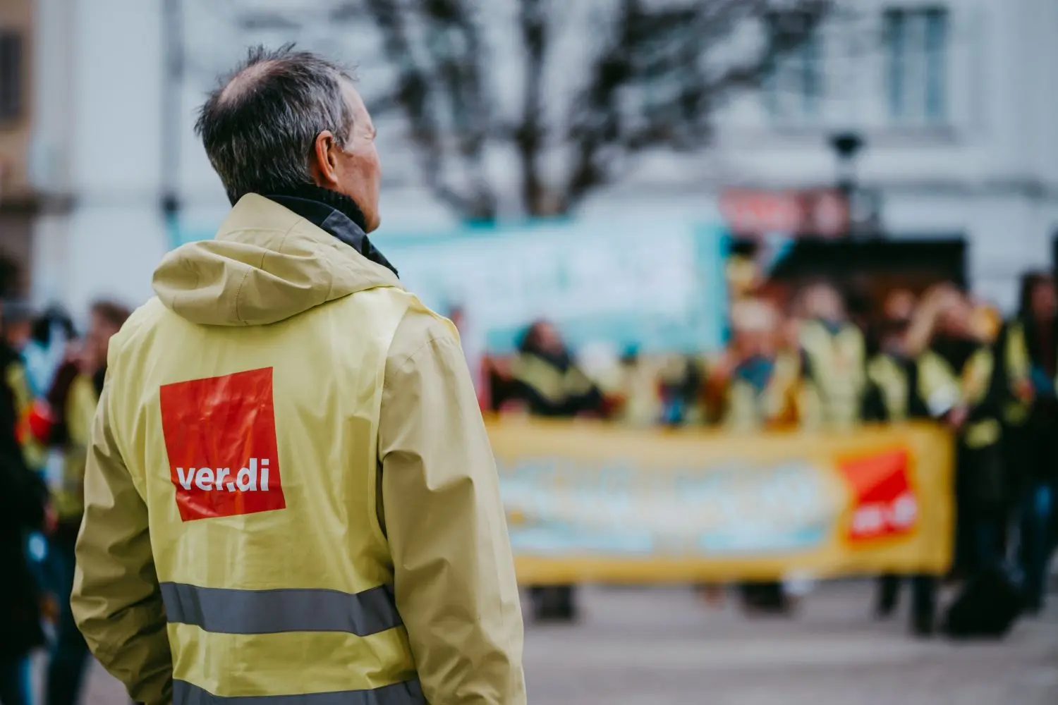 Auf dem Reutlinger Marktplatz hatten sich am Donnerstagsvormittag rund 800 Menschen versammelt, die aus allen möglichen Bereichen des öffentlichen Dienstes kommen. Für ihre Arbeit fordern sie künftig deutlich mehr Geld.⇥