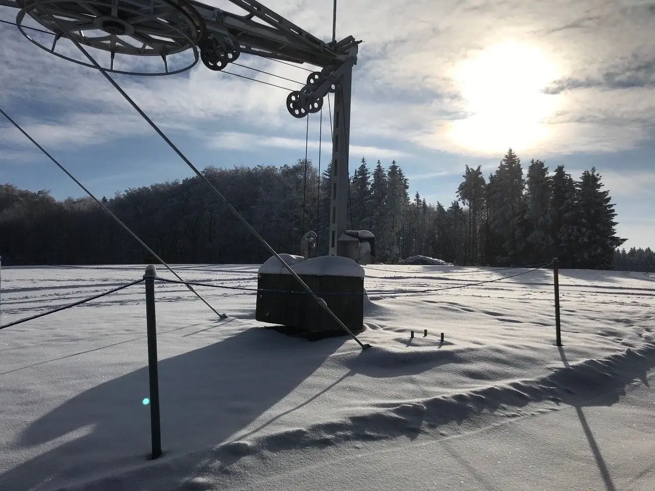 Der Zaininger Skilift Salzwinkel hat dieser Tage geöffnet. Ganz so viel Schnee wie auf diesen Bildern liegt derzeit jedoch nicht. Aber genug, um Skifahren zu können, sagt die Betreiber-Familie Hoffmann.