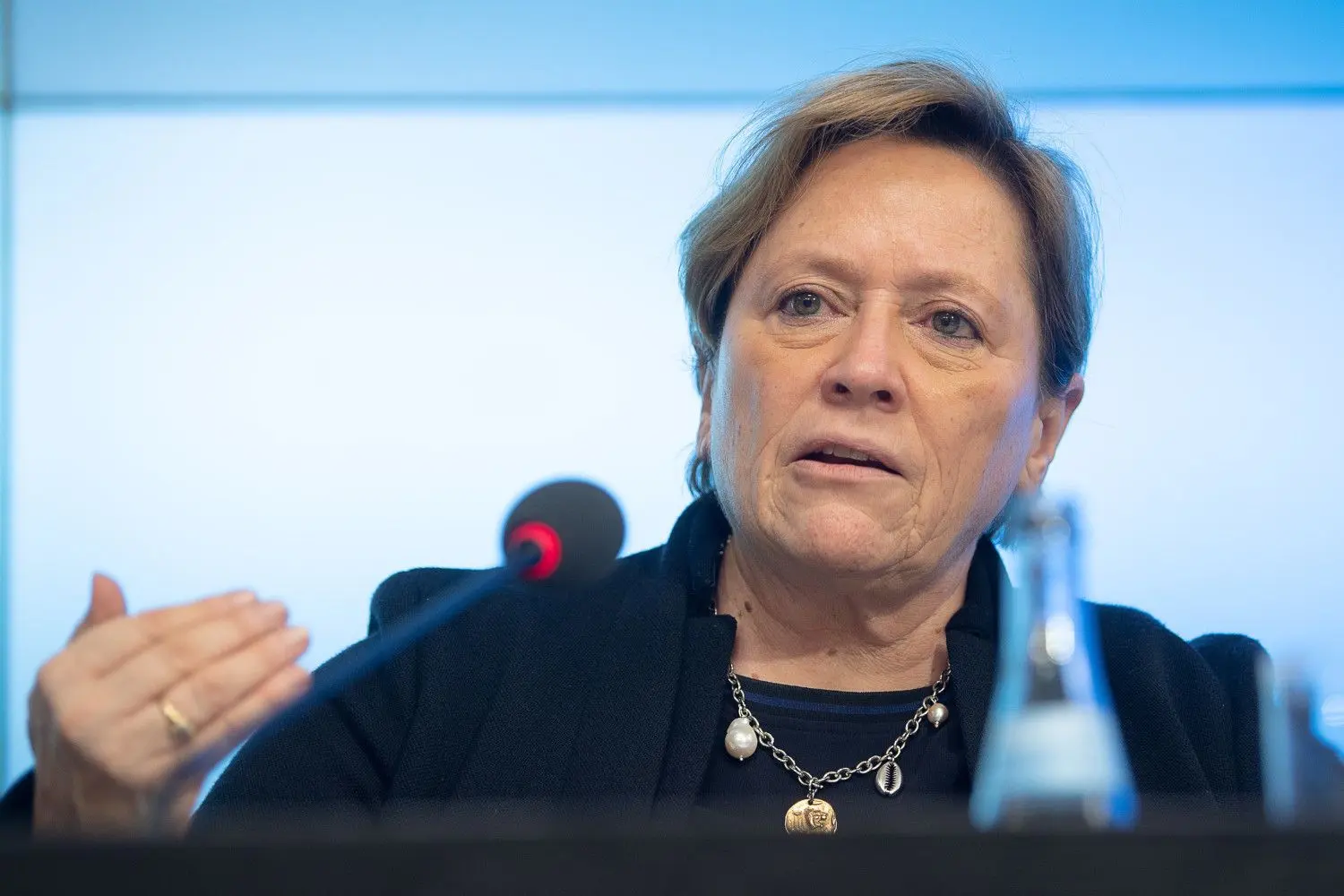 Susanne Eisenmann (CDU), Ministerin für Kultus, Jugend und Sport in Baden-Württemberg, bei einer Pressekonferenz. ⇥
