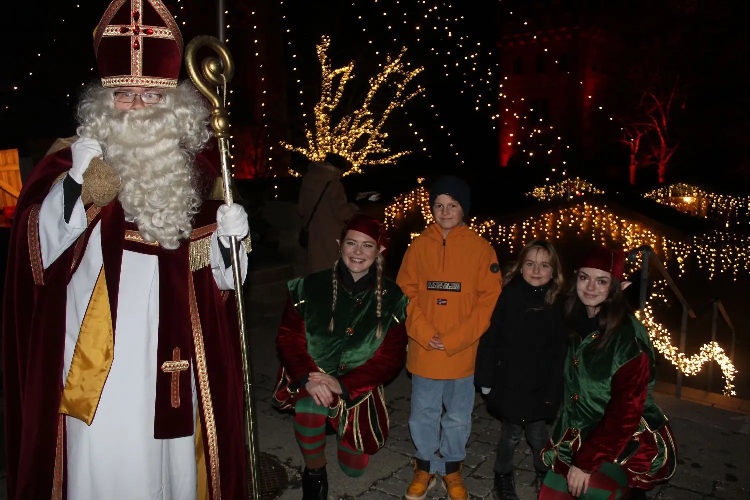 Der Nikolaus streift mit seinen Wichteln durch die Räume und den Burghof und beschenkt die Kinder.