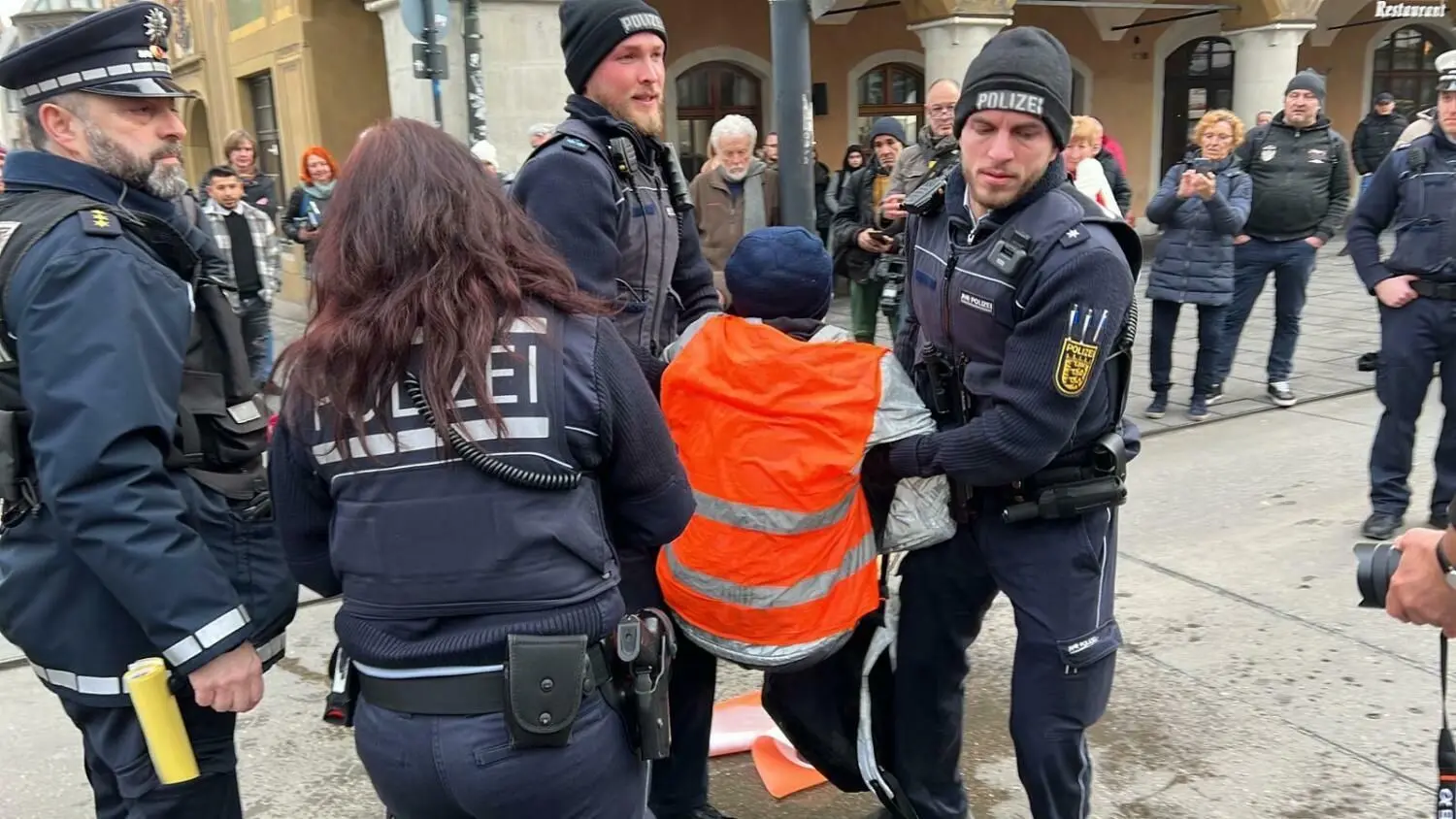Klimaaktivisten der „Letzten Generation“ protestieren auf der Neuen Straße in Ulm.