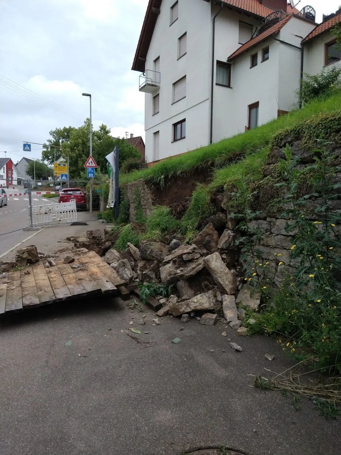 Die alte Stützmauer an der Parkbucht in der Stunzachstraße ist nach Wassereinbruch eingestürzt.
