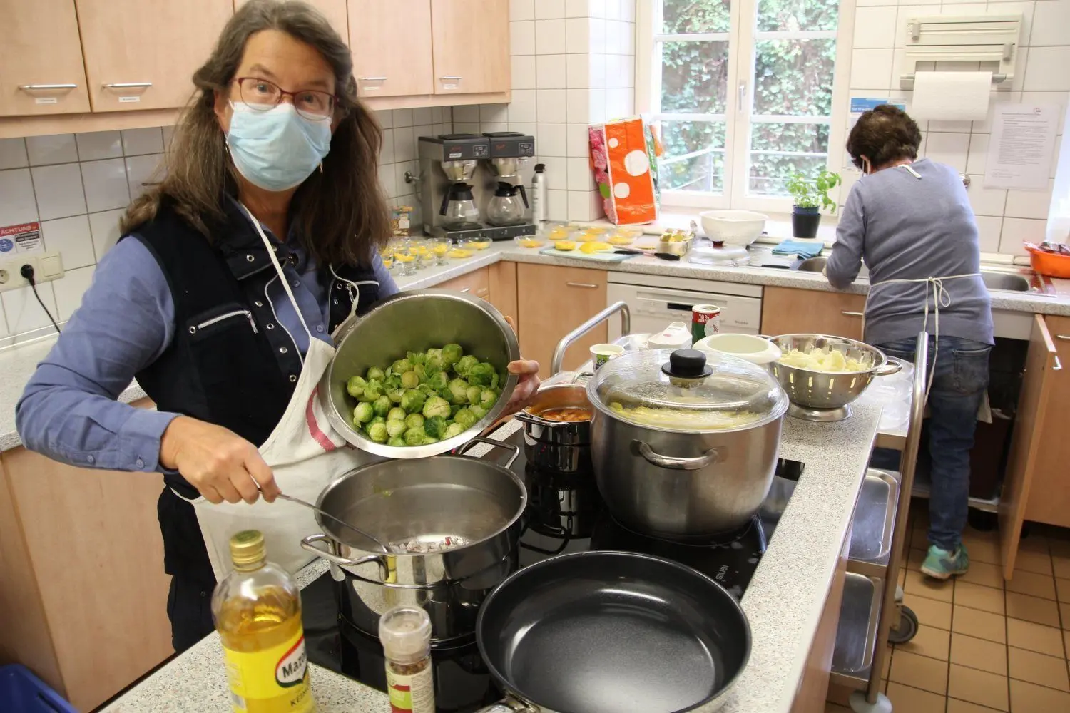 Katja Menges kocht in der Küche der Seniorenwohnanlage Gänsberg der Schwäbisch Haller Arbeiterwohlfahrt. ⇥