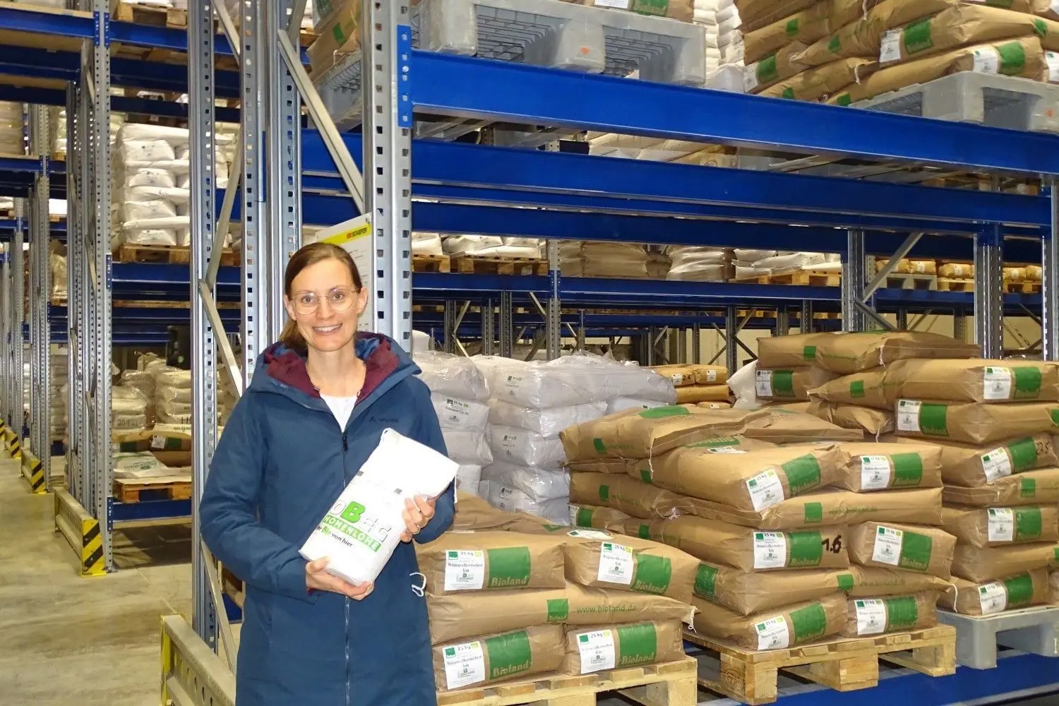 Zu Gast bei der OBEG Hohenlohe. Unser Bild zeigt Geschäftsführerin Anne Schmieg, Tochter des Gründungsmitglieds Walter Schuch zwischen den Hochregalen. ⇥
