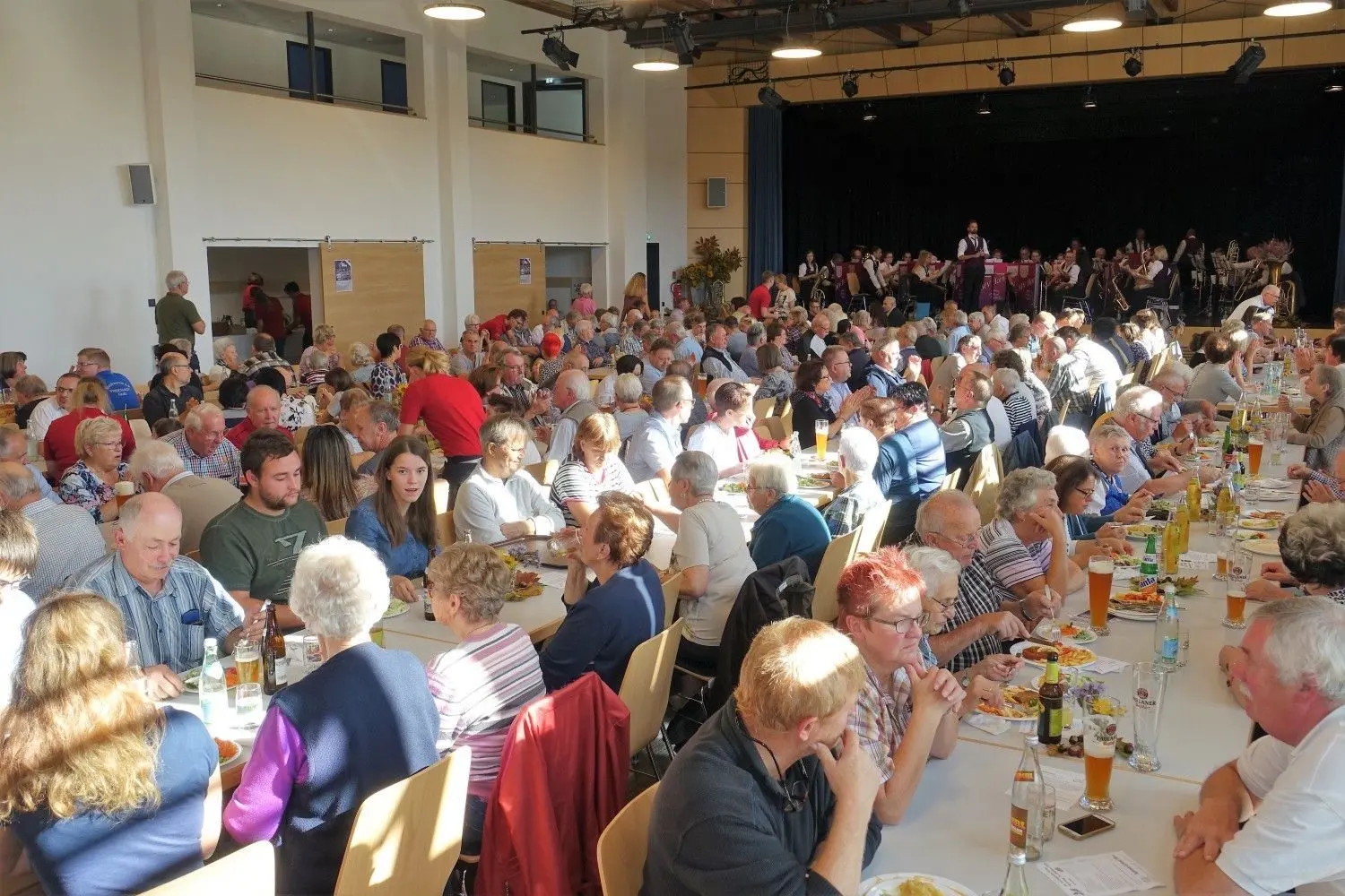 Auch nach vier Jahrzehnten lockt die Kirbe die Massen in die Gschwender Gemeindehalle zu Musik und gutem Essen: Der Musikverein Horn unter Leitung von Valentin Sachsenmeier sorgt mit seiner heiteren Unterhaltungsmusik für gute Laune bei den Gästen.