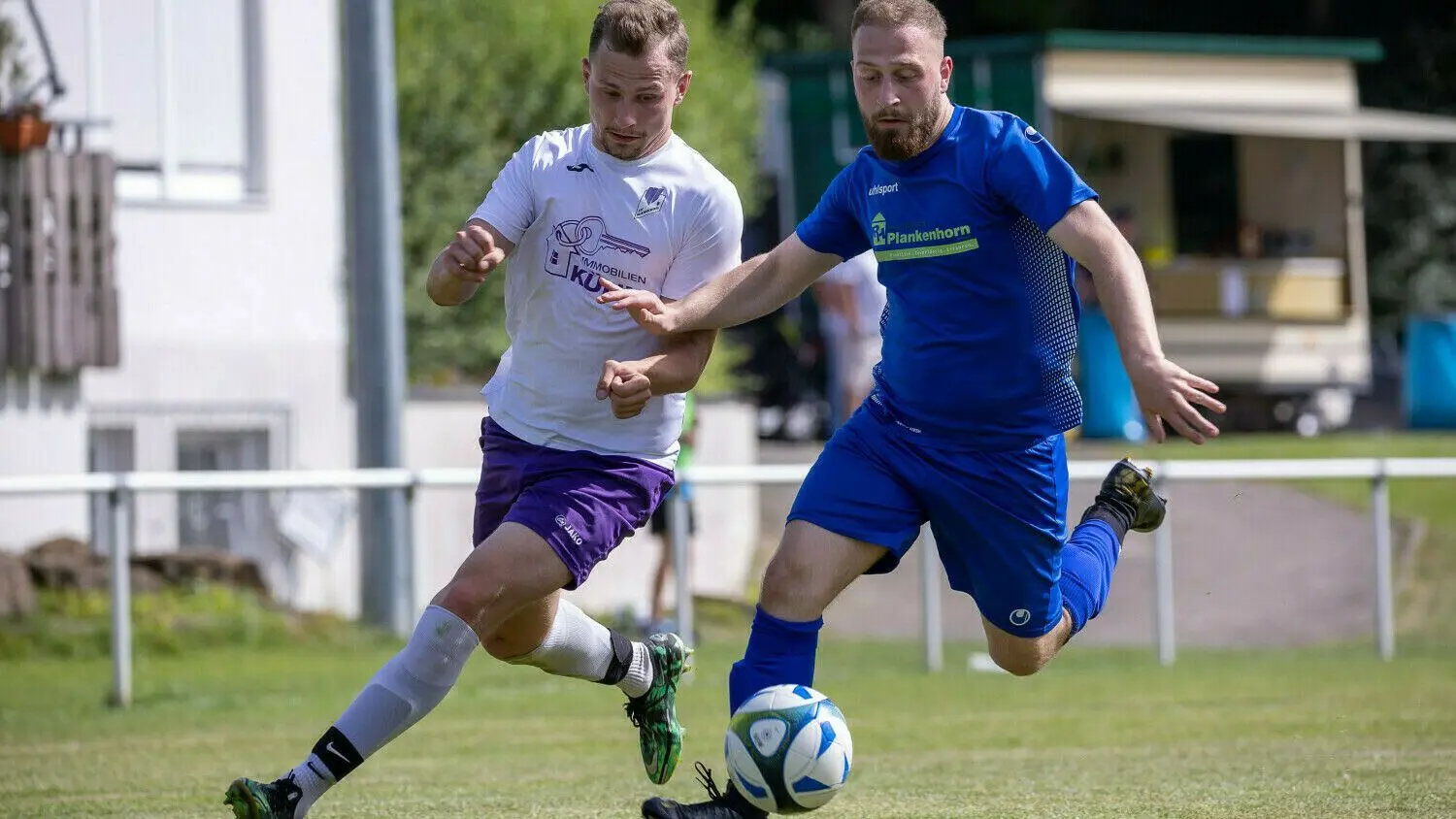 Kevin Spallek (links, hier gegen den Metzinger Florim Rrustemaj) strebt den A2-Liga-Aufstieg mit dem SV Wannweil an.⇥