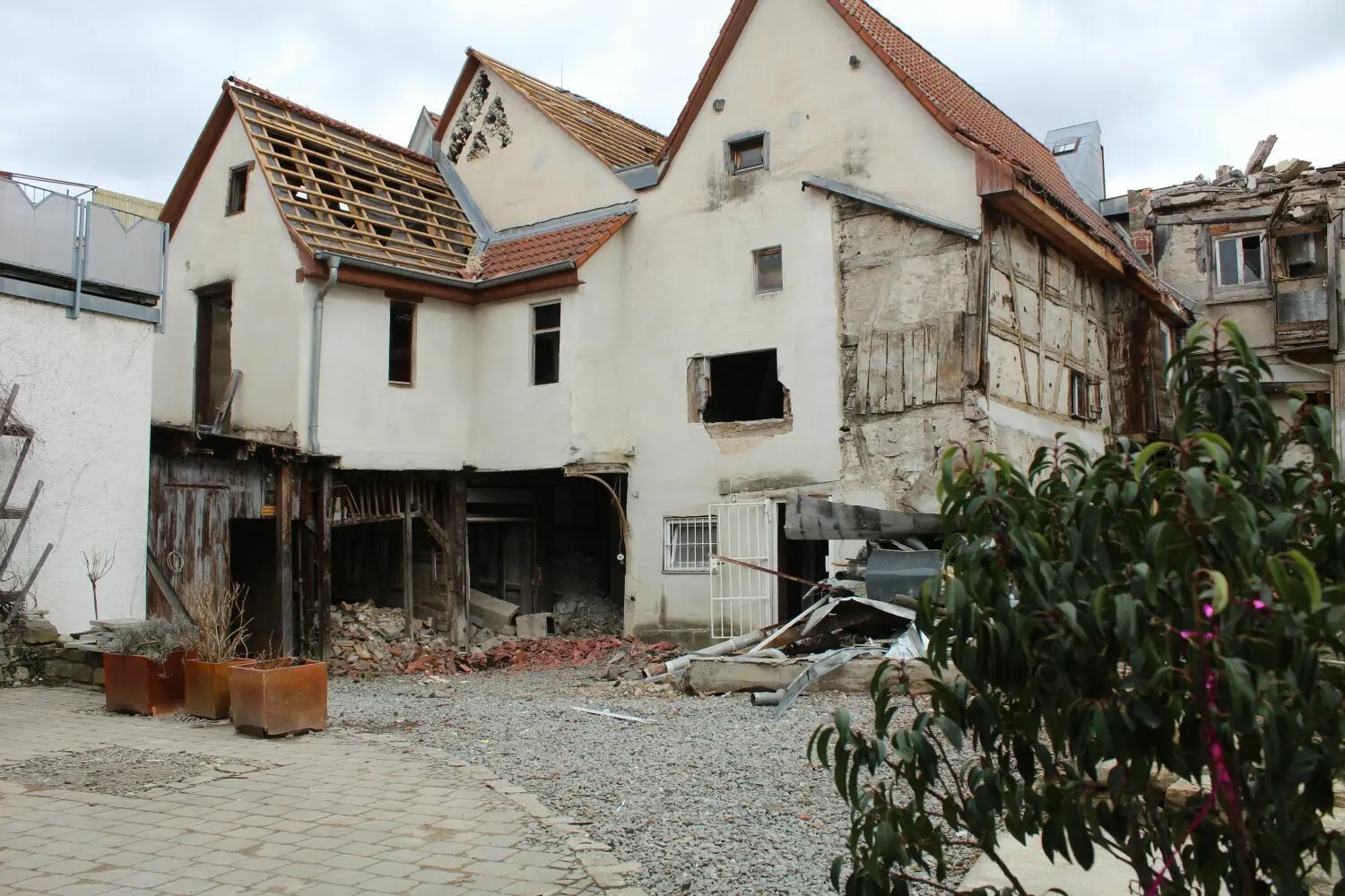 Ein Blick von der Biergarten-Baustelle auf die Abbruchhäuser am Marktplatz – von hinten.