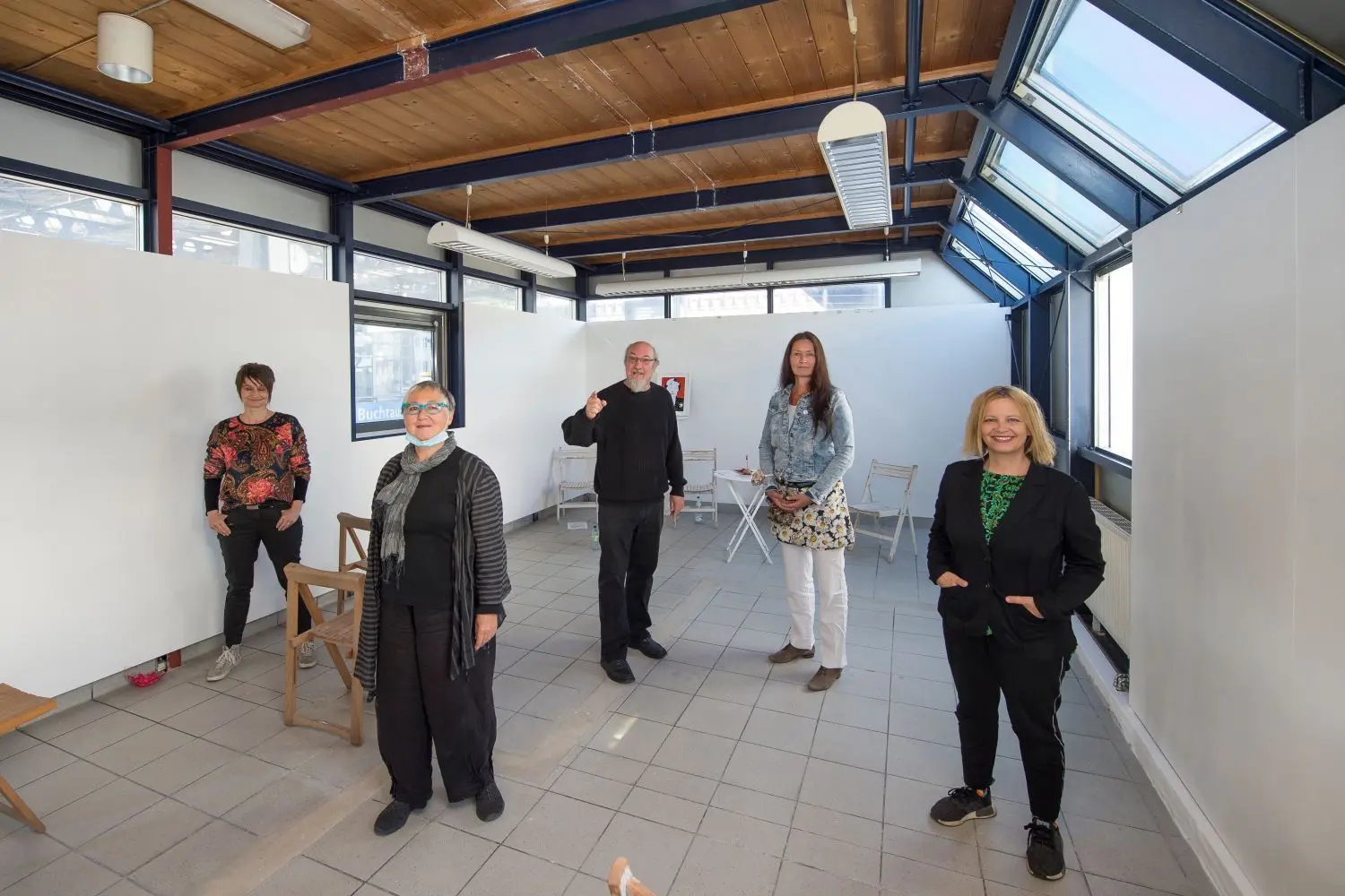 Diese fünf Künstler wollen den „Kunstpool“ am Ehinger Tor mit Kunst und Leben füllen: (von links) Heike Sauer, Freya Blösl, Reinhard Köhler, Andrea Tiebel-Quast und Dorothea Grathwohl.⇥
