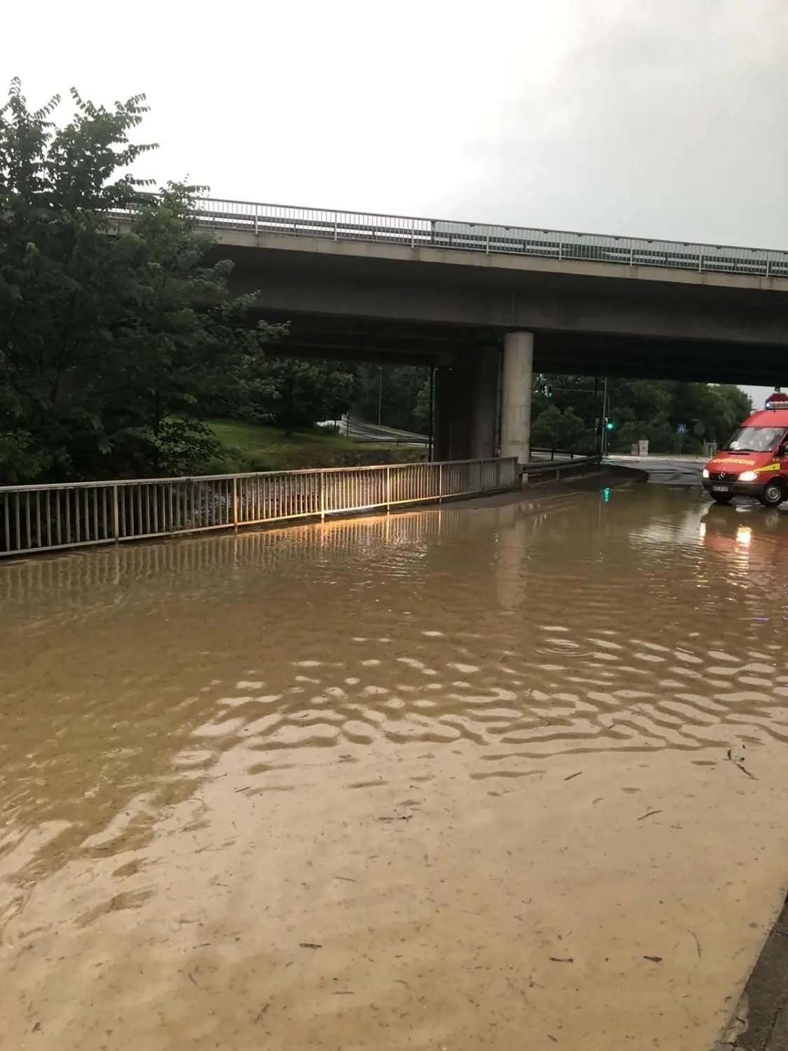 Am Ortseingang von Stetten trat der Reichenbach über die Ufer und setzte die Hechinger Straße unter Wasser.