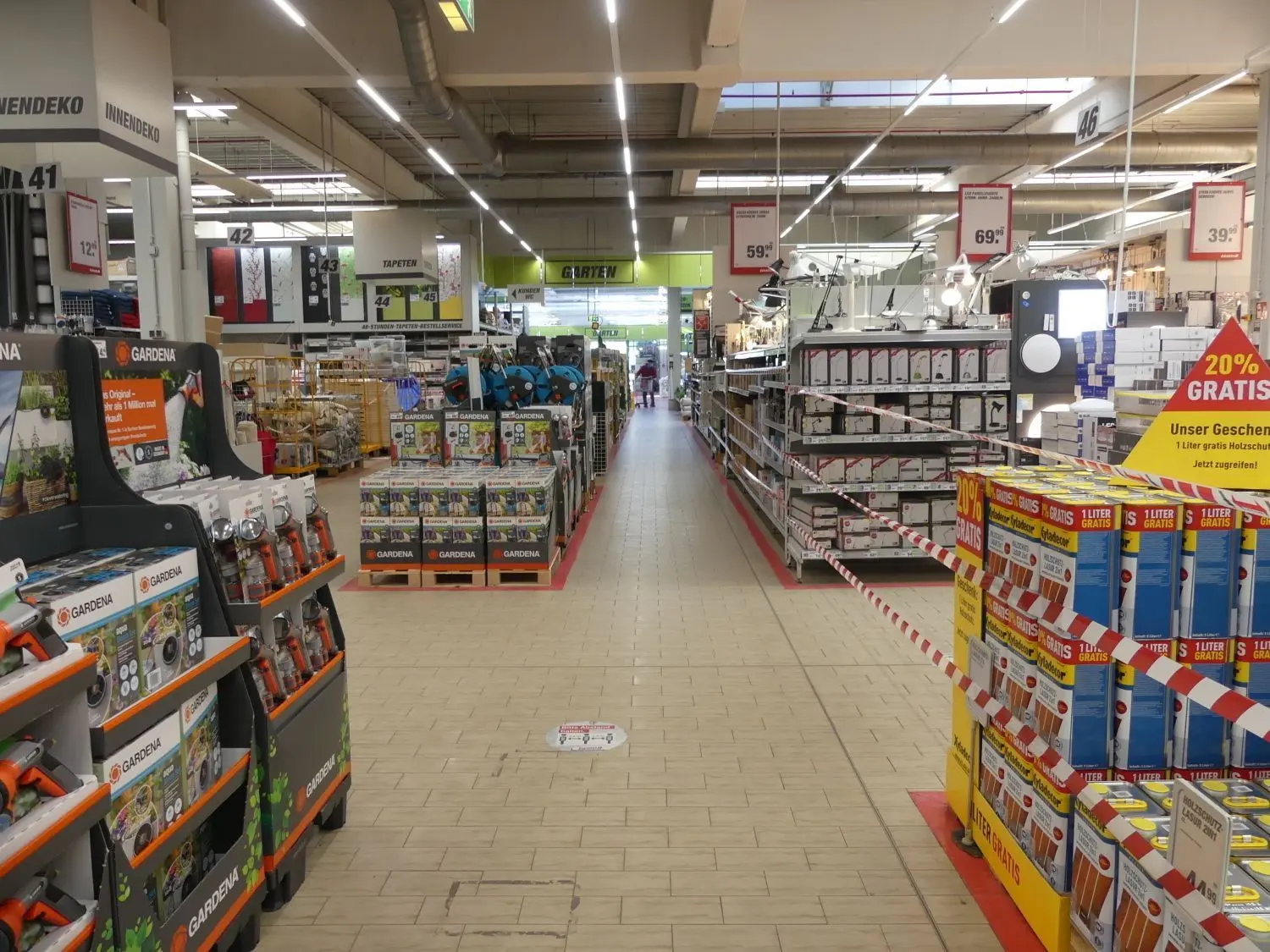 Das Absperrband zeigt, wo es langgeht: Denn nicht der komplette Baumarkt ist momentan geöffnet.