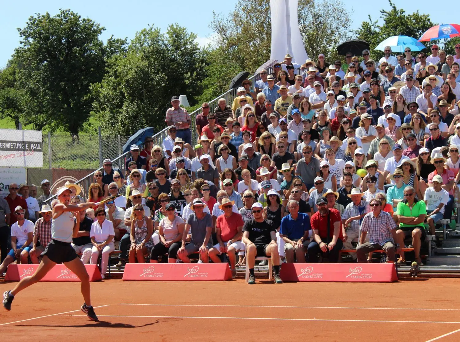 Volle Ränge auf dem Center Court erwartet der TC Hechingen bei der 24. Auflage der boso Ladies Open im August 2023.⇥