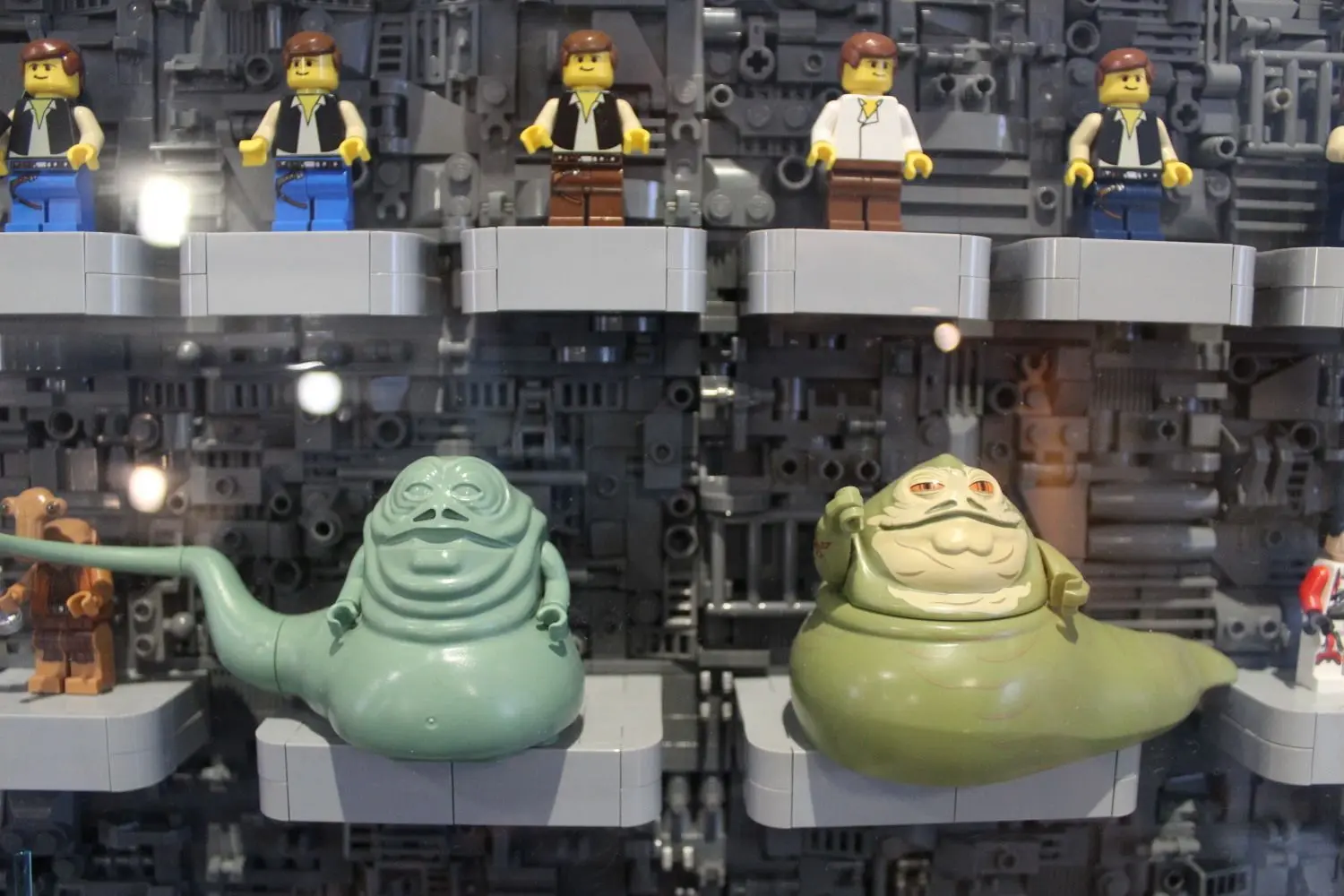 Jabba the Hut und alle, alle, alle jemals erschienenen Lego-Star- Wars-Figuren sind auf zwei riesigen, aus mehreren 100 000 Steinen umfassenden Figurenwänden im Museumsfoyer zu sehen.