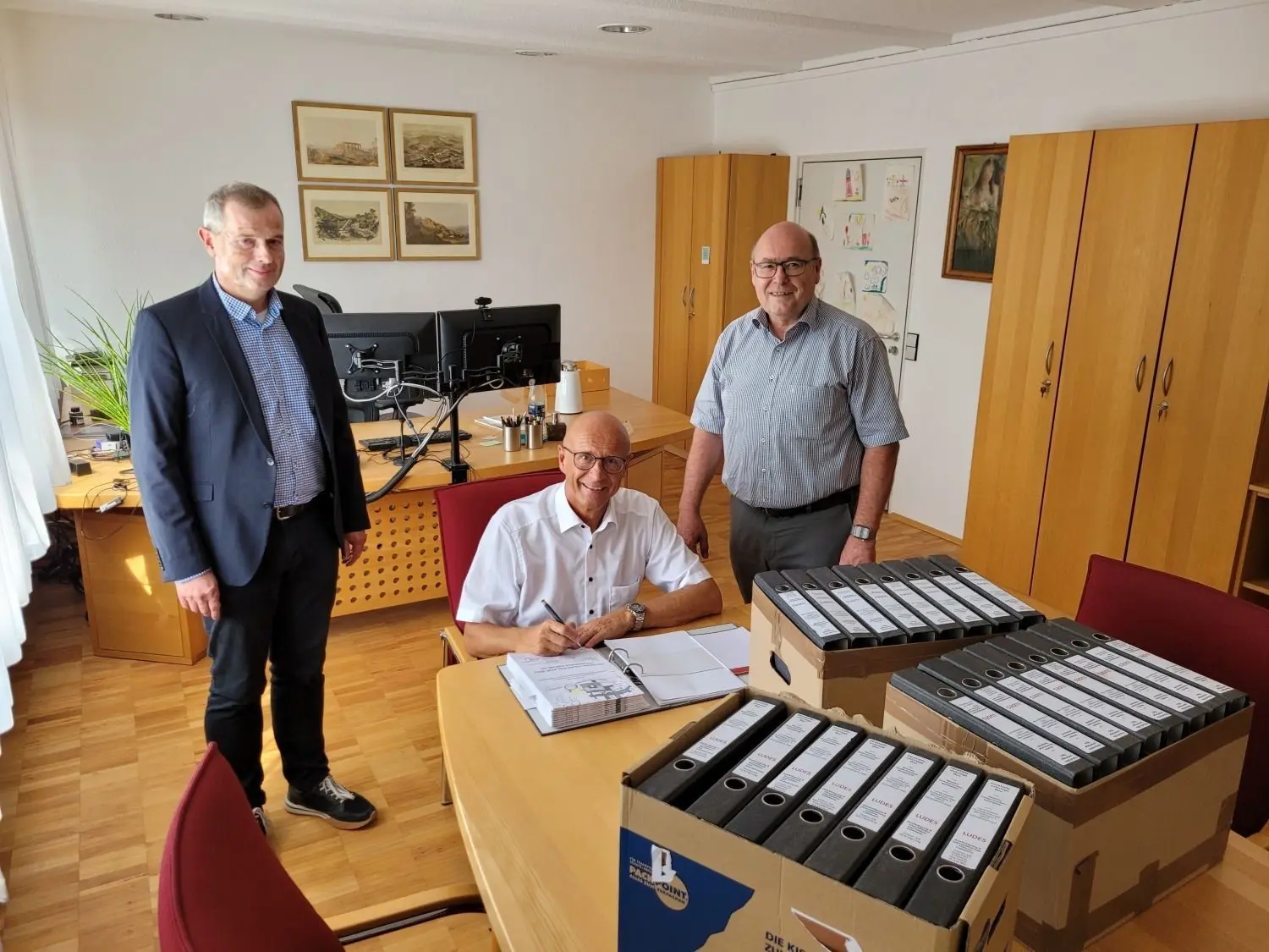 Architekt Johannes Stubbs hat Landrat Gerhard Bauer und Krankenhaus-Geschäftsführer Werner Schmidt (von links) die Planung übergeben.