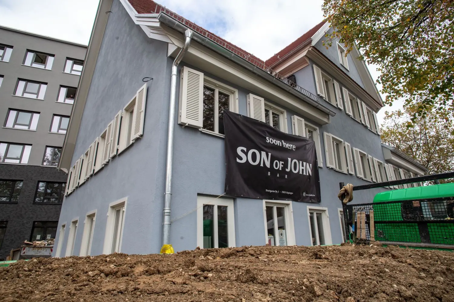 Das „Son of John“ eröffnet.