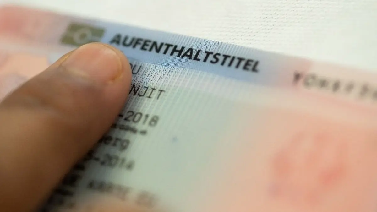 Das Aufenthaltsgesetz der Bundesrepublik kennt sieben verschiedene Aufenthaltstitel. Eine Niederlassungserlaubnis gewährt dauerhaften Aufenthalt und bietet weitgehende Gleichstellung beim Arbeitsmarktzugang und bei sozialen Leistungen. In Frankfurt (Oder) wartet man darauf lange.
05.07.2018, Bayern, Nürnberg: "Aufenthaltstitel" steht auf eines "Blauen Karte" für ausländische Fachkräfte im Bundesamtes für Migration und Flüchtlinge (Bamf). Fast 77 000 hochqualifizierte Zuwanderer aus Nicht-EU-Ländern konnten bisher mit einer sogenannten Blauen Karte in Deutschland arbeiten. Ein Großteil davon in stark nachgefragten Berufen - etwa als Ingenieur, Naturwissenschaftler, Informatiker oder Arzt. Foto: Daniel Karmann/dpa +++ dpa-Bildfunk +++ | Verwendung weltweit